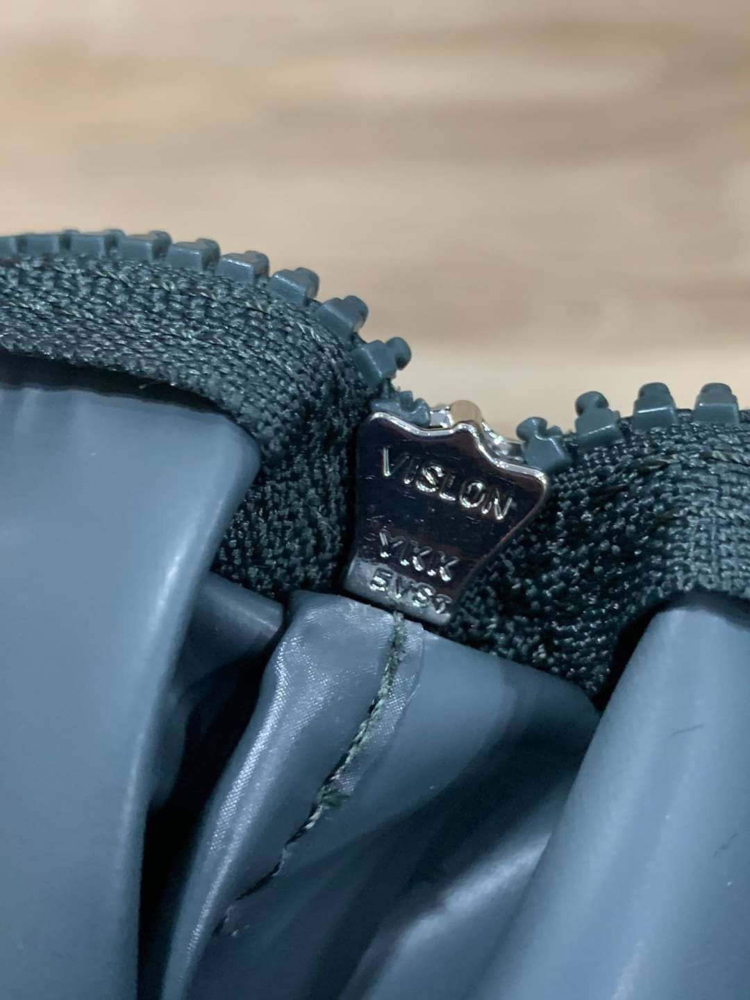 Longchamp Le Pliage Neo Size M มาพบกับกระเป๋ารุ่นยอดนิยม ที่สาวๆ ต้องมีไว้เก็บไว้สักใบ กระเป๋าโท้ทใบนี้ มาพร้อมกับสีที่มีสไตล์เรียบง่าย มีสายสะพายยาวช่วยให้คุณสามารถสะพายไหล่ได้อย่างสบาย ในขณะที่ที่ปิดแบบซิปช่วยให้คุณมั่นใจได้ว่าของด้านในมีความปลอดภัย Le 