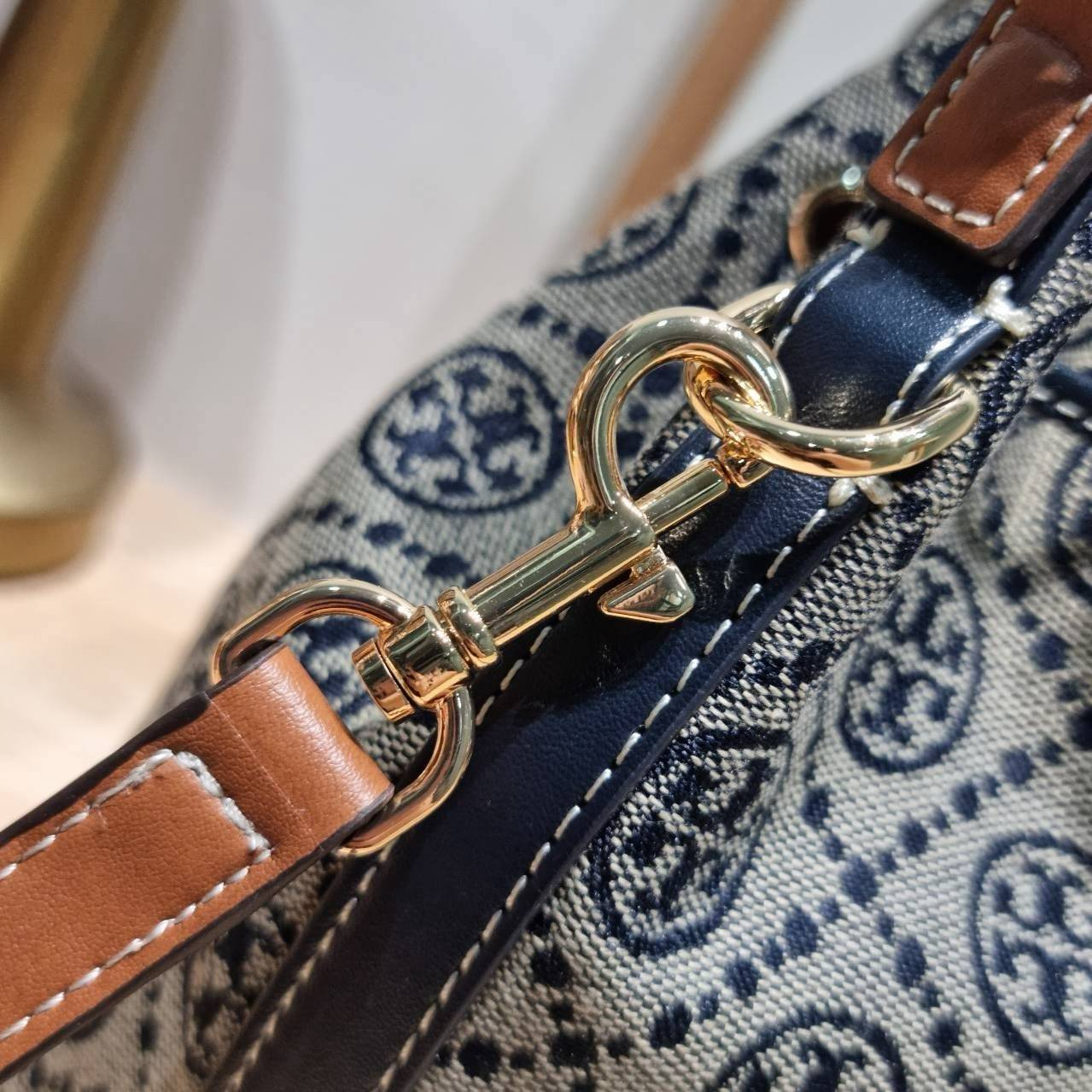 TOP ORI หนังแท้ | เกรดดีสุด TORY BURCH T MONOGRAM BUCKET BAG (ดีไซน์ใหม่) ใหม่ล่าสุดได้สวยก่อนใคร กับกระเป๋าบัคเก็ตยอดฮิต ที่มาในดีไซน์ใหม่ สายคล้องในตัวสามารถปรับได้ รูปทรงและลวดลายสวยชัดคลาสสิค