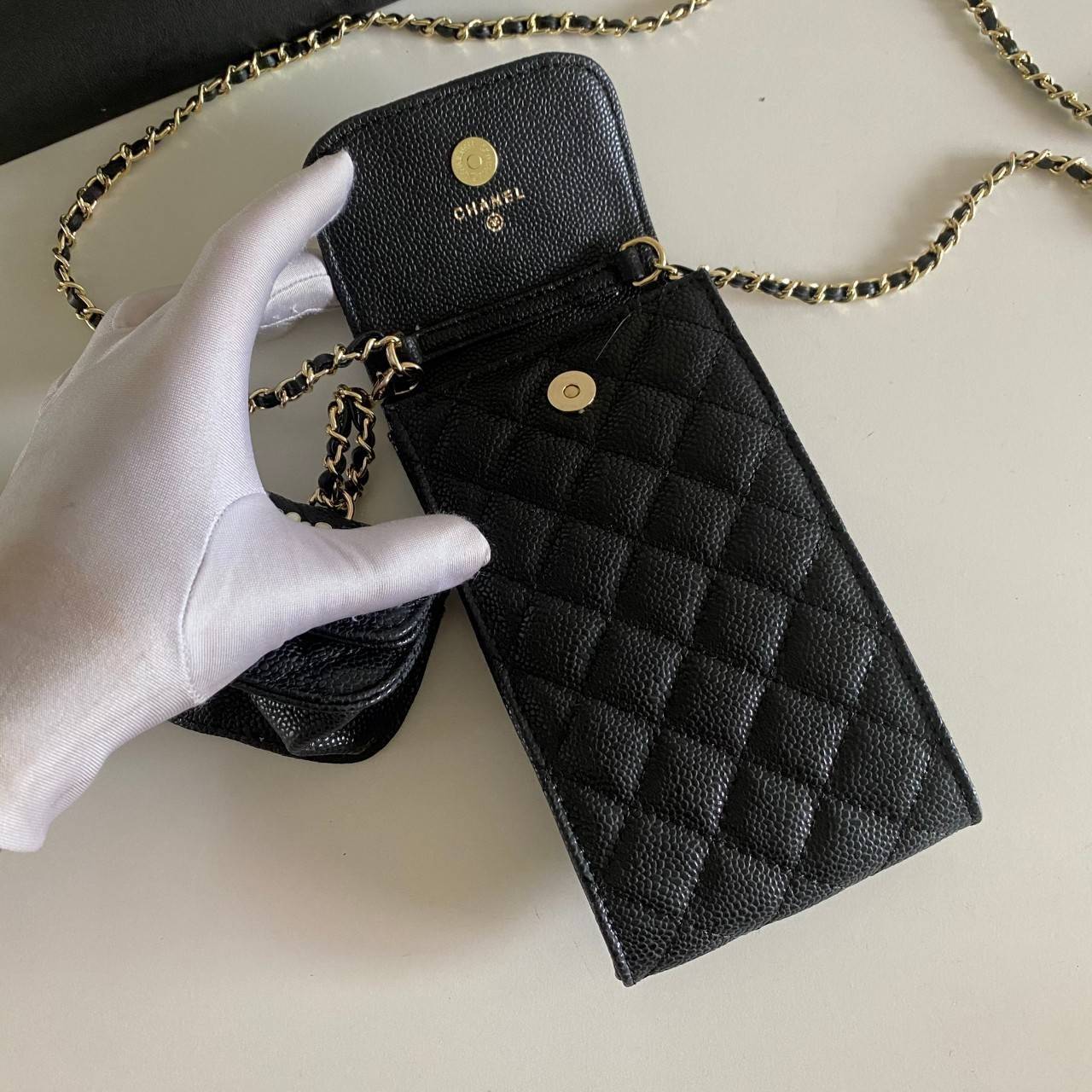 พรีเมี่ยมกิ๊ฟแท้ 100% 】หนังแท้ CHANEL PHONE BAG มาแล้วๆ น่ารักสุดๆ ใส่iPhone pro max ได้สบาย หนังคาเวียร์ ใบเล็กถอดแยกได้ ใส่พวงกุญแจเก๋ได้เลย งานพรีเมี่ยมกิ้ฟท์จากเค้าเตอร์น้ำหอมต่างประเทศ