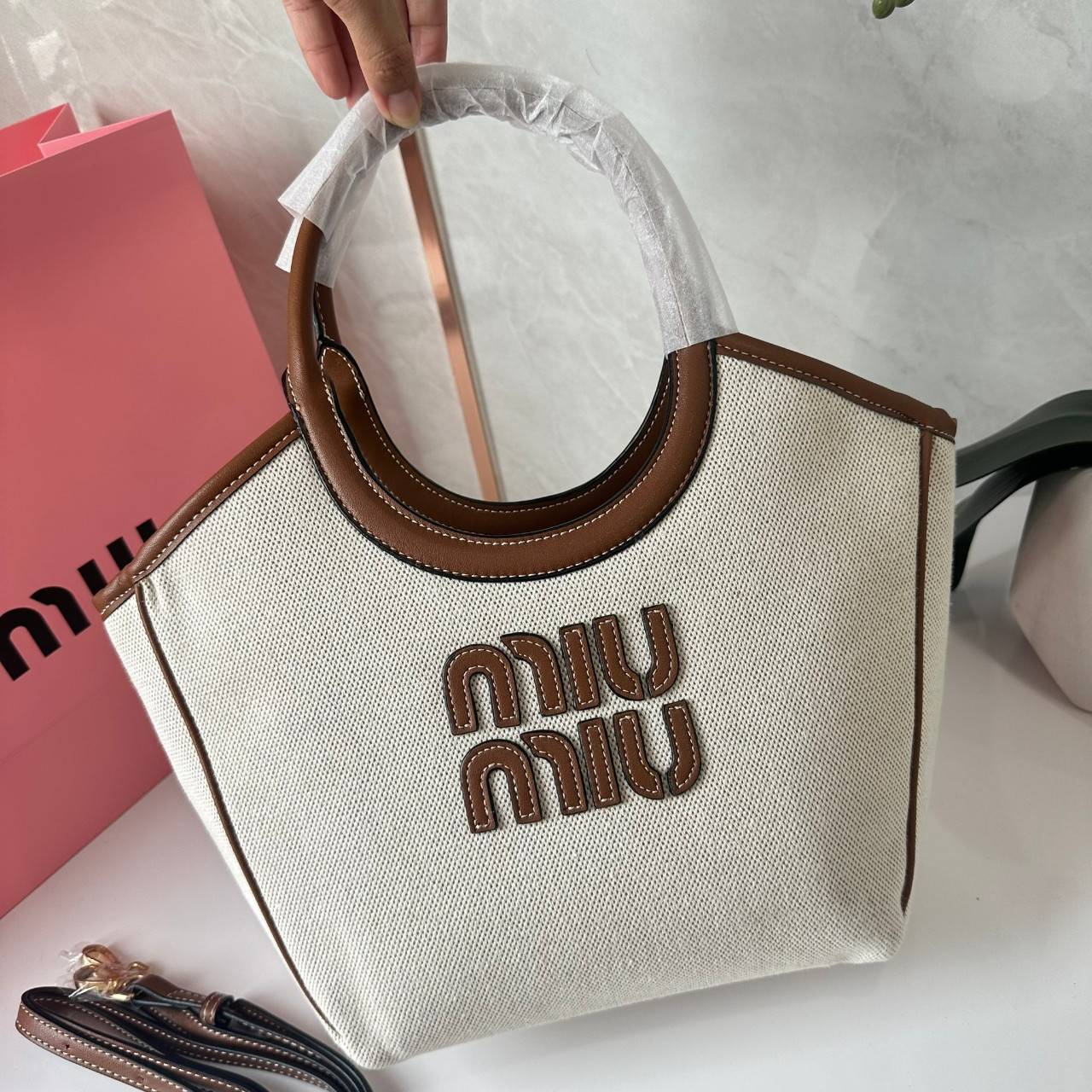 MIU MIU IVY CANVAS BAG / MIU MIU TOTE IVY MINI กระเป๋าถือหรือสะพายข้างทรงโท้ท รูปทรงทันสมัยน่ารัก สวยหรูมากๆคะ