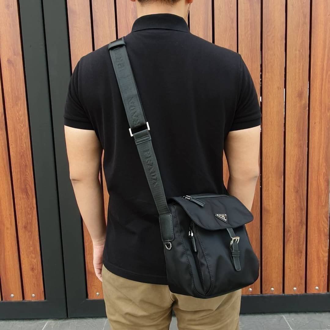 พร้อมส่งรุ่นขายดี กับงานพรีเมี่ยมกิ้ฟแบรนด์ดังอย่าง PRADA ทรง MESSENGER ทรงยอดฮิต สำหรับท่านชาย เนื้อผ้า Nylon มาพร้อมกับทรงสูง ใส่ ของได้หลากหลาย ขนาดกำลังดี เปิดปิดด้านหน้าด้วยตัวล็อคเข็มขัด ด้านในเปิดปิดด้วยซิป อะไหล่สีเงินทั้งใบ จะซื้อใช้เองหรือบมอบเป