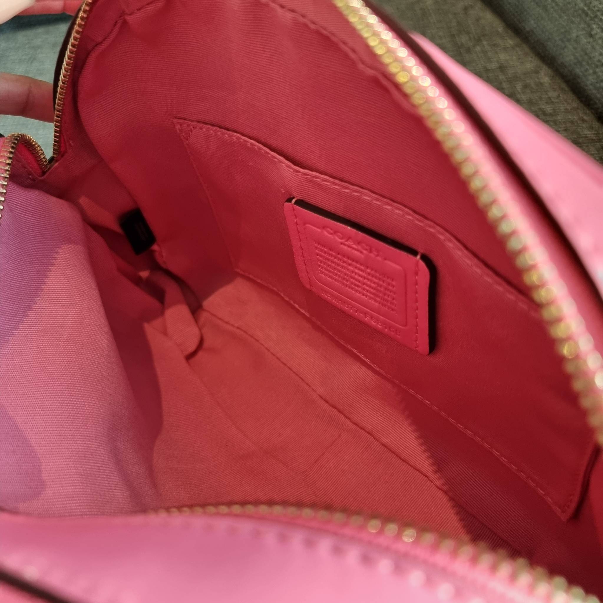 OUTLET 】COACH F68168 JES CROSSBODY IN SIGNATURE CANVAS รุ่นยอดฮิต!! กระเป๋าสะพายข้าง รุ่น 2 ซิป ใบใหญ่จุใจ สีคลาสสิคขายดี!! วัสดุหนังแคนวาสเคลือบลาย เปิด-ปิดด้วยซิป 2 ช่องหลัก ใช้งานง่าย ทรงสวยมากๆรุ่นนี้ มาพร้อมสายสะพาย crossbody ปรับได้ตามตัว ภายในใส่ขอ