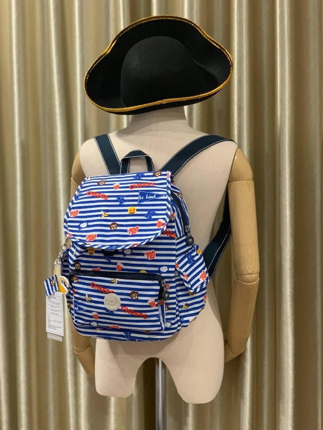 KIPLING CITY PACK S DAILY BACKPACKS กระเป๋าเป้ที่สะพายได้ทีฝุกวัน ขนาดกำลังดี มีช่องสะดวกใช้งานทั้งด้านหน้า ด้านหลัง รวมไปถึงด้านข้าง เปิดปิดด้วยตัวล็อค2ชั้นทั้งแบบซิปและกระดุมแม่เหล็ก ช่องใหญ่ใช้งานได้ถึง2ช่อง ดีเทลรุ่นนี้มาพร้อมกับซับในและพวงกุญแจเป็นอิ