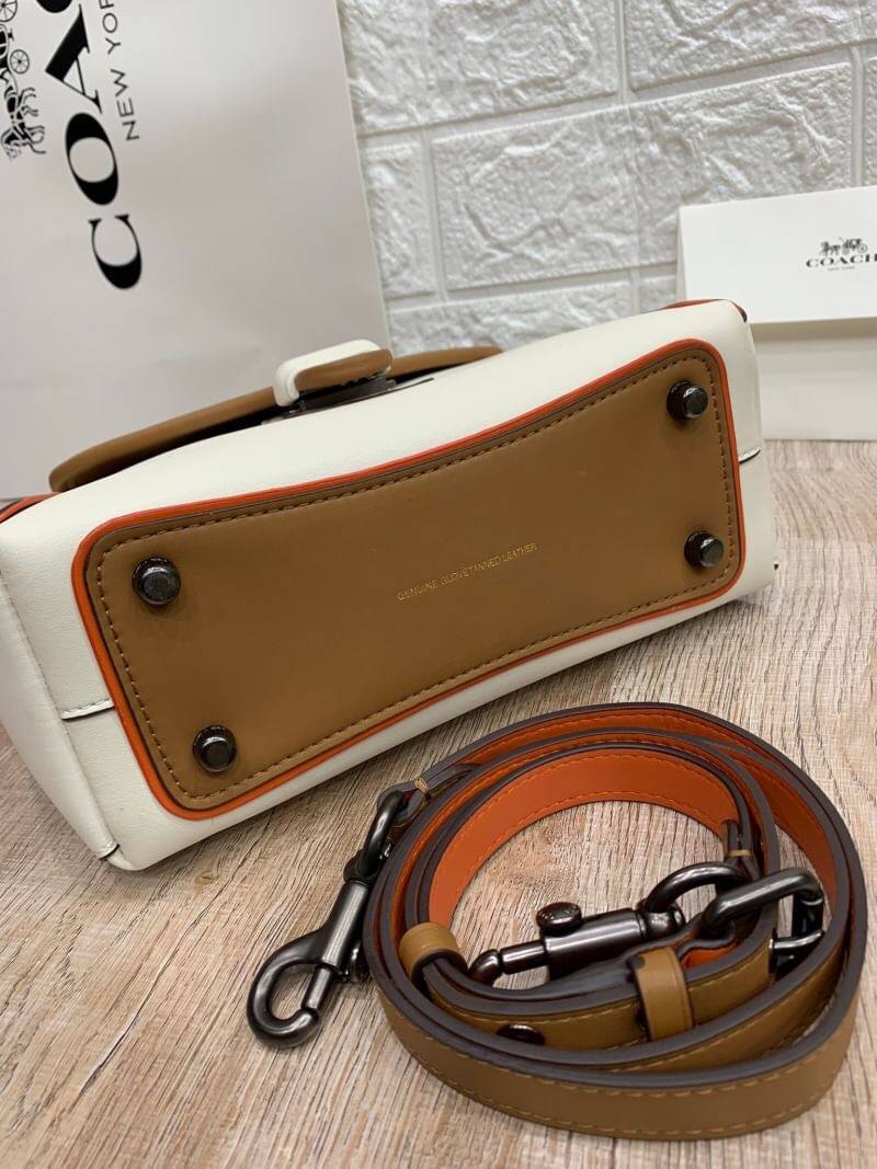 COACH COURIER CARRYALL 23 IN COLORBLOCK SIGNATURE CANVAS WITH SNAKESKIN DETAIL ((3791)) ห้ามพลาดทีเดียว สวยงามมากๆค่ะ!! กระเป๋าถือ//สะพายครอสบอดี้ร์ได้ วัสดุหนังแท้น้ำหนักเบาค่ะ รุ่นนี้โดดเด่นตรงลายของหนังผสมกันได้ลงตัวหรูมากๆ เปิดปิดกระเป๋าแบบกดล็อค ปากก