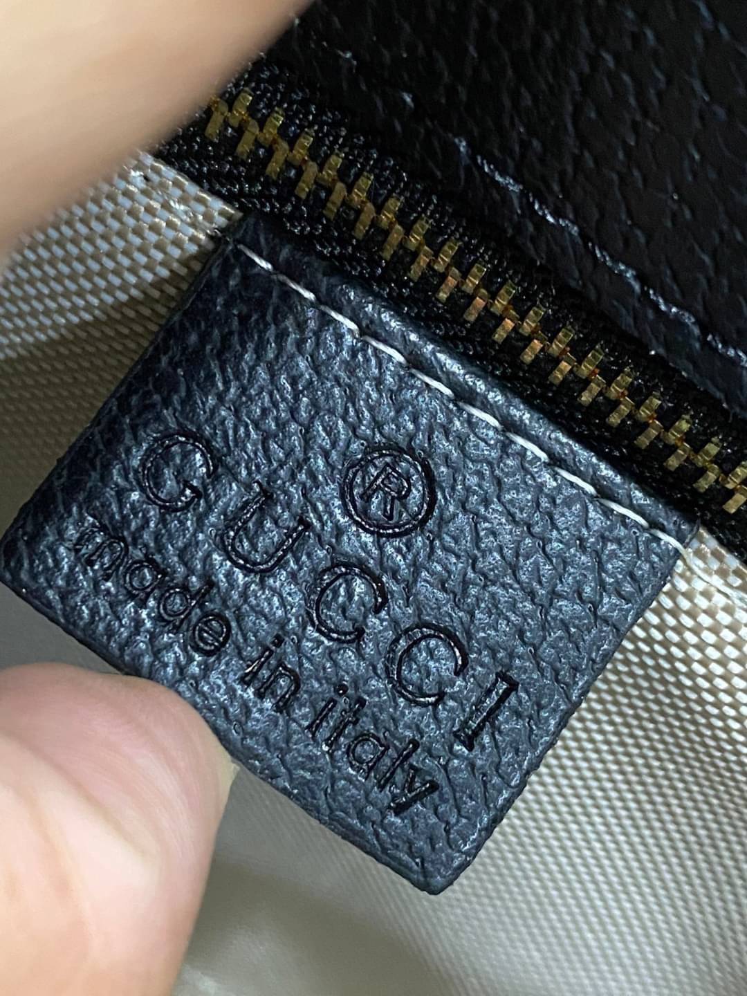 GUCCI Horsebit 1955 shoulder bag กระเป๋าสะพายสุดหรู ผ้า GG เดนิมแจ็คการ์ด ดีไซน์ร่วมสมัยผ่านการออกแบบใหม่ด้วยผ้าเดนิม ถ่ายทอดความรู้สึกเกี่ยวกับการละทิ้งกฎเกณฑ์เดิมๆ ของแฟชั่นผ่านการออกแบบ โดยแบรนด์ถ่ายทอดแนวคิดที่ว่าชิ้นงานควรอยู่เหนือกาลเวลา