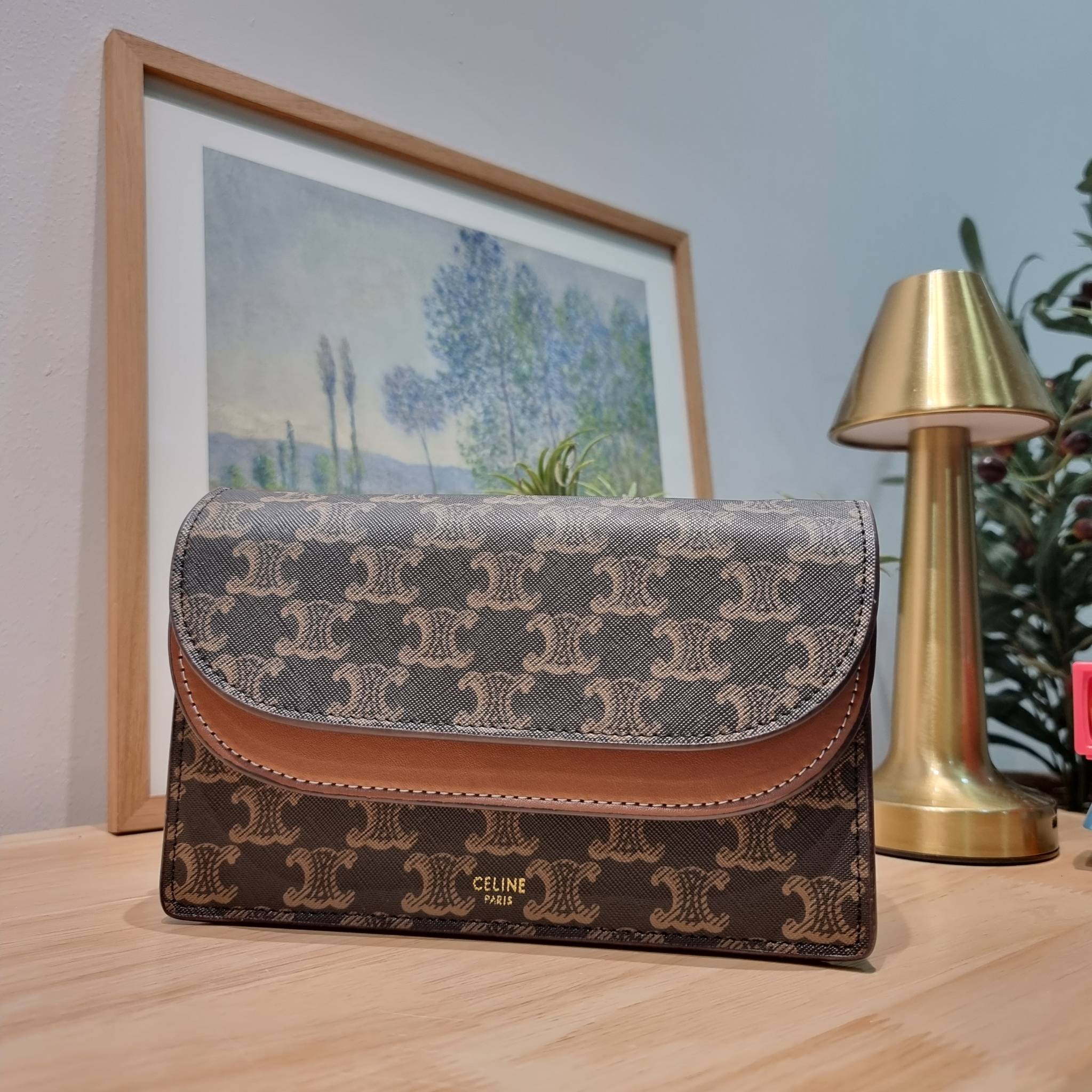 CELINE WALLET ON STRAP IN TRIOMPHE CANVAS AND LEATHER อีกหนึ่งรุ่นยอดนิยม กระเป๋าสะพายกึ่งคลัทช์ ในรูปแบบกระเป๋าสตางค์ ให้พกพาได้ง่าย ใส่ของสำคัญ มือถือ หรือบัตรต่างๆได้