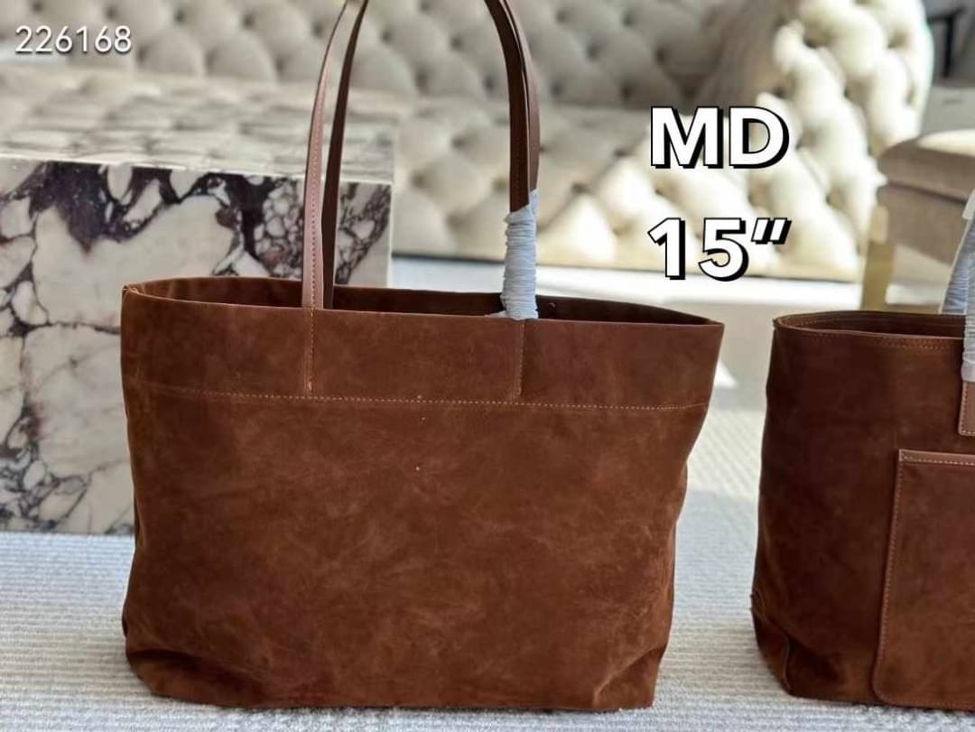 PRADA Suede Tote Bag Cocoa Brown กระเป๋าทรงโท้ทงานหนังกลับ สวยเด่นเป็นเอกลักษณ์มาก ดีไซน์เรียบแต่มากมีอยู่จริง สวยดูแพง ที่ไม่มีตอนนี้คือพลาด