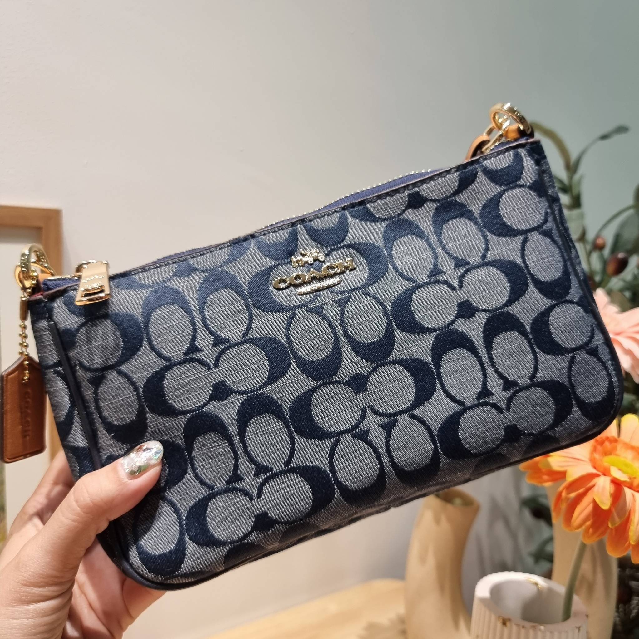 COACH NOLITA 19 IN SIGNATURE CHAMBRAY CH149 พร้อมส่ง คอลเลคชั่นใหม่ น่ารักน่าใช้ ในสไตล์คลาสสิค กระเป๋าทรงพอชขนาดมินิ ที่สามารถสะพายไหล่ และกึ่งคล้องมือใช้ได้ 2 สไตล์