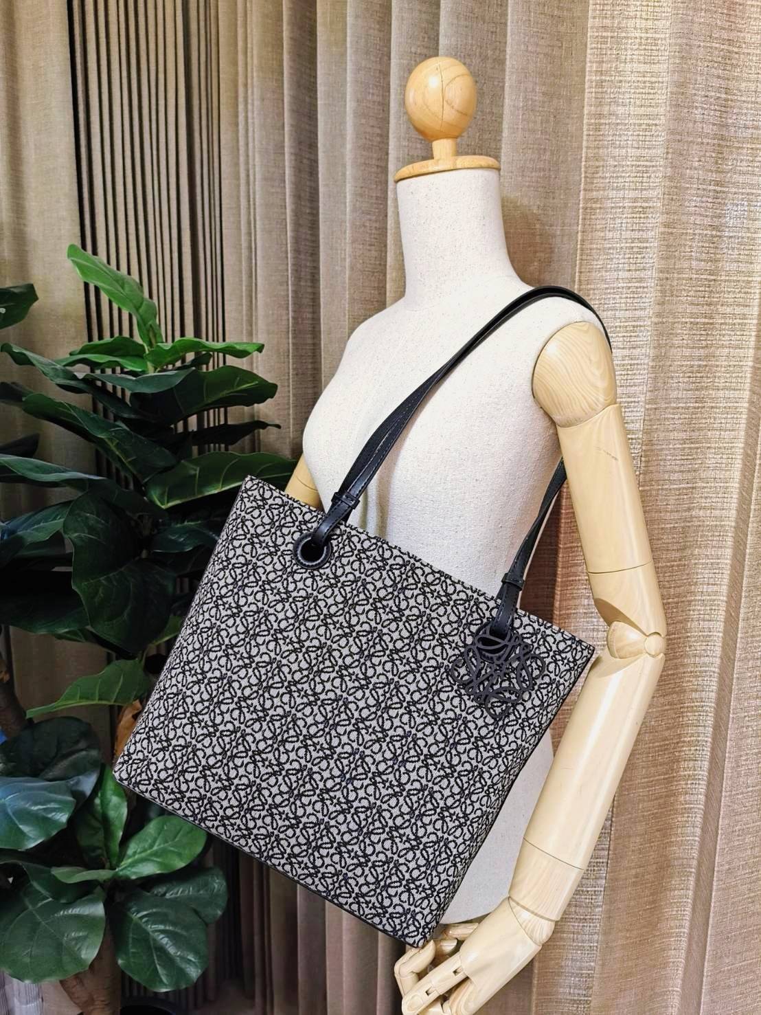 LOEWE ANAGRAM TOTE BAG VIP GIFT WITH PURCHASE GWP พรีเมี่ยมกิ๊ฟ Limited จาก LOEWE PERFUME DUTYFREE ไอเท็มใหม่! ดีไซน์สวยคงเอกลักษณ์ด้วยวัสดุ Anagram Canvas Jacquard Fabric ผสมผสานหนังแท้ Calfskin ลงตัวสุดคลาสสิค ขนาดกำลังดี น้ำหนักเบา ใส่เอกสาร A4 Noteboo