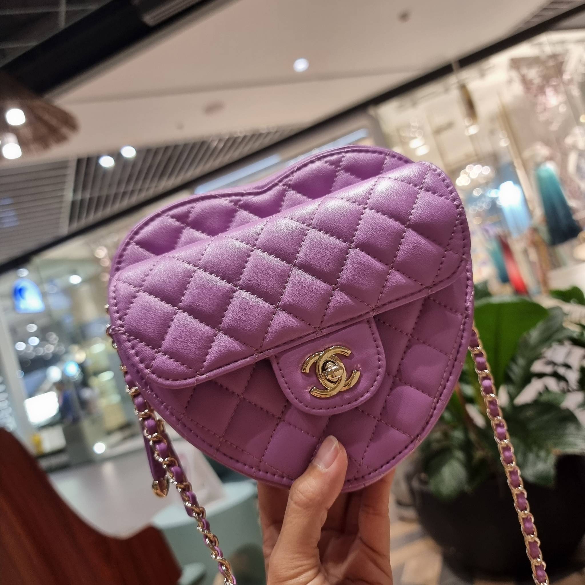 CHANEL Heart Bag Lambskin & Gold-Tone Meta ใหม่มาก สวยมาก มงมาก!! กระเป๋าสะพายสุดคิ้วท์ ที่ดีไซน์รูปทรงหัวใจไม่ซ้ำใคร น่ารักทุกสี น่าใช้ไปเลยแม่!! วัสดุหนังแกะฟอกสี เปิด-ปิดด้วยซิป ด้านหน้ามีช่องเก็บของจุกจิก ภายในเป็นช่องโล่ง ใส่มือถือ ใส่กระเป๋าสตางค์สั