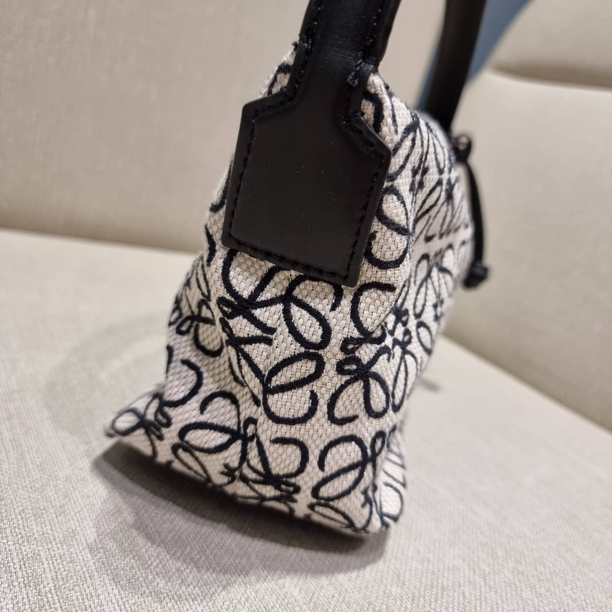 LOEWE SMALL CUBI BAG คอลเลคชั่นยอดฮิต กับสีใหม่ล่าสุด กระเป๋าทรงพอช ใบกำลังสวย ดีไซน์ดีเทลน่ารัก ด้วยลวดลายปักบนผืนผ้าคอตตอน มาพร้อมสายสะพายในตัว ที่ปรับความยาวได้อีกเล็กน้อย คล้องไหล่ คล้องแขนได้แบบสบายๆ เปิด-ปิดด้วยซิป ภายในเป็นช่องโล่ง มีช่องแบ่งอีกช่อ