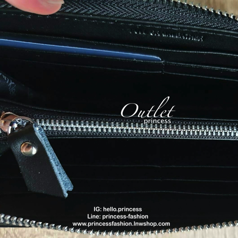 CALVIN KLEIN LONG WALLET กระเป๋าสตางค์ใบยาวหนังสานคุณภาพดี ตัวกระเป๋าเปิดปิดด้วยซิป ภายในมีช่องใส่ธนบัตร ช่องซิปกลางและช่องใส่บัตรหลายช่อง จะใช้เองหรือมอบเป็นของขวัญได้ก็ดูดีแนะนำเลยค่า