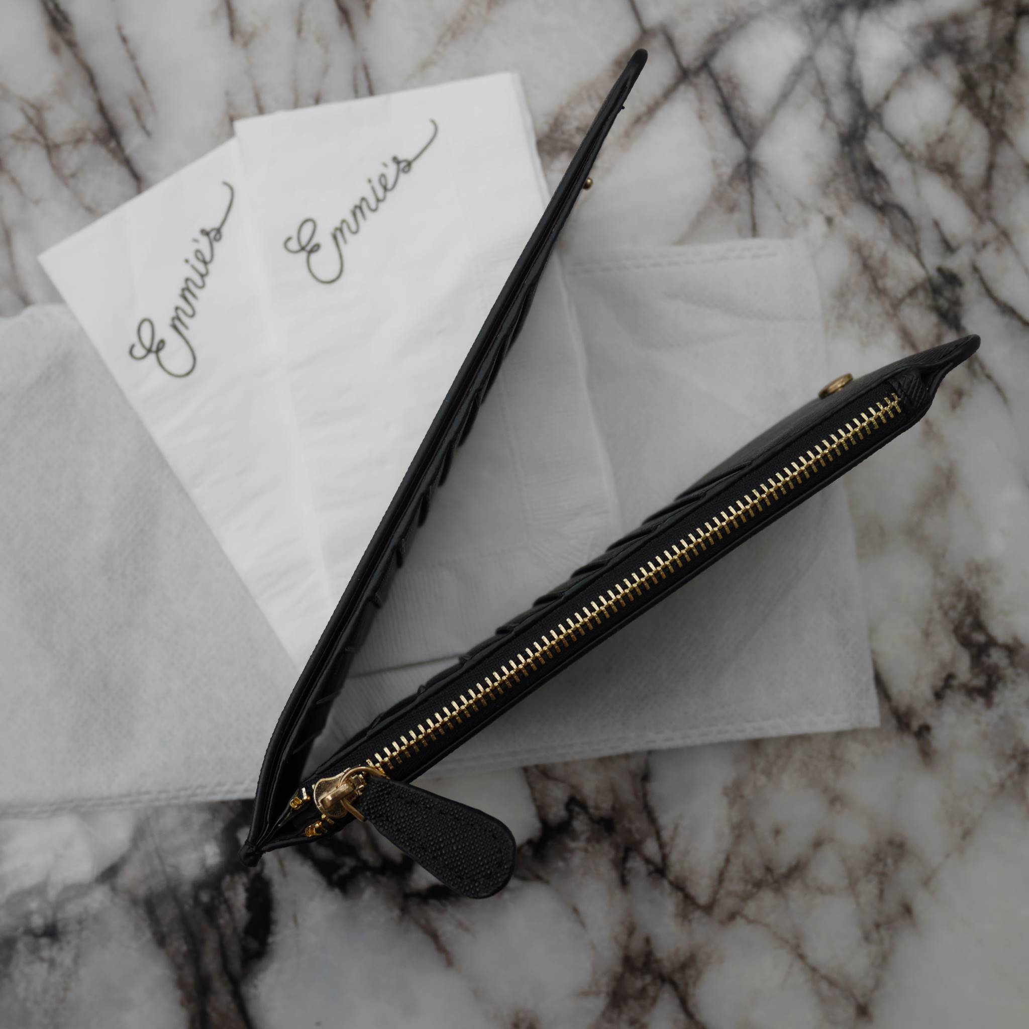 Best Seller รุ่นขายดีเว่อร์วัง♡♡ PRADA LONG WALLET **สำหรับคนชอบใส่บัตรเยอะ แนะนำรุ่นนี้คะ กระเป๋าสตางค์ทรงสวย สะดุดตา หนังสัมผัส Safiano จากแบรนด์ PRADA มีช่องใส่นามบัตรมากถึง 16 ช่อง ด