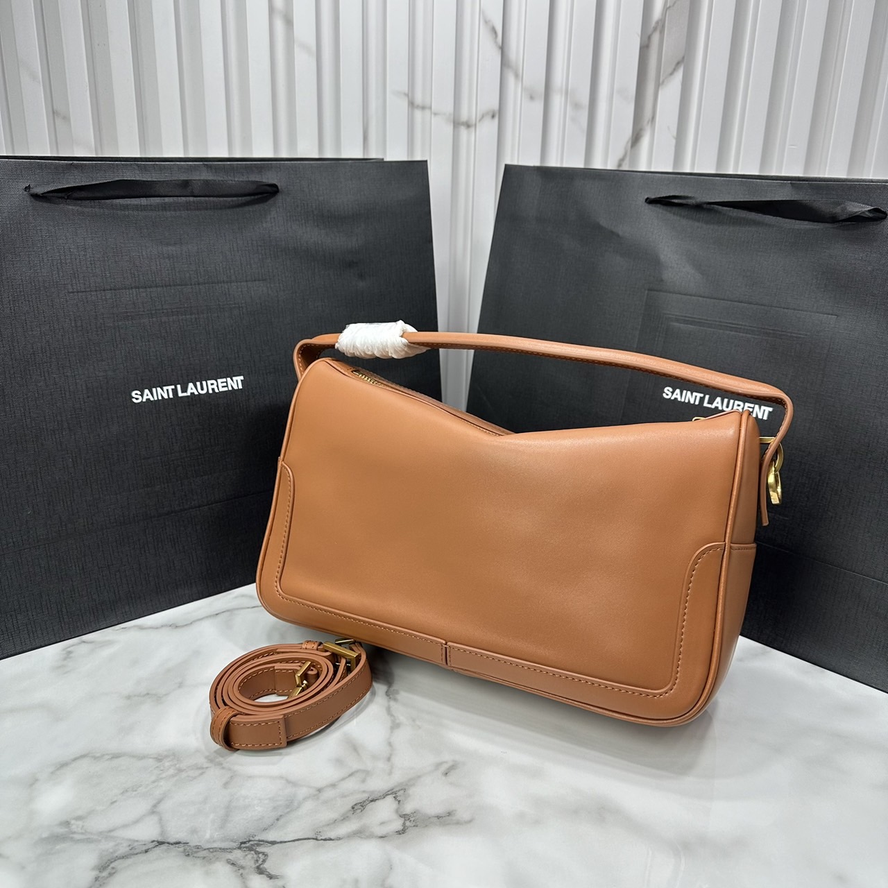 YSL Camera Supple Bag กระเป๋าสะพายทรงกล้องใบขนาดกลาง ถือจับถนัดมือ จุของได้เยอะ ดีไซส์เรียบหรูดูแพง 🧡เกรดออริ ใช้งานต่างประเทศได้