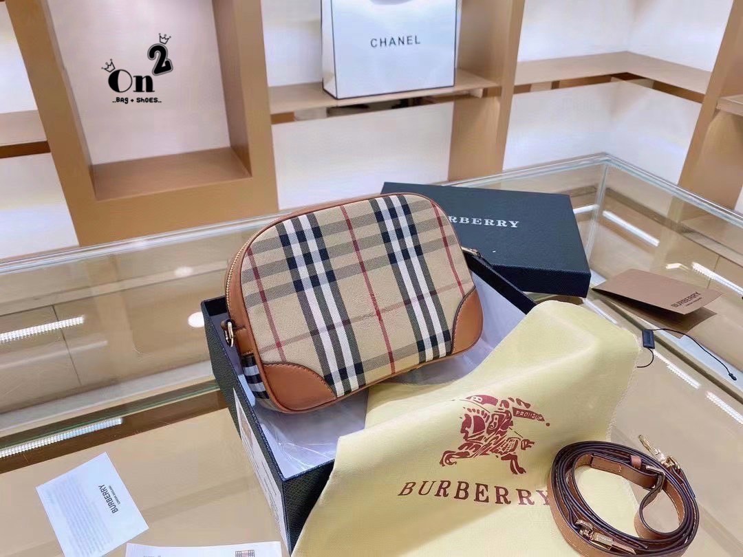 BURBERRY CROSSBODY VINTAGE BAG กระเป๋าสะพายทรง camera ซิปบน ลายซิกเนเจอร์แบรนด์ มาพร้อมสายสะพายยาวครอสบอดี้ งานสวยเป๊ะปั๊มทุกจุด สวยอยู่ทรง เปิดปิดด้วยซิปยาว ภายในมีช่องแบ่งเป็นสัดส่วน สามารถใส่มือถือ iphone เงิน ของจุกจิกได้ สายสะพายหนังยาวปรับระดับได้ อ