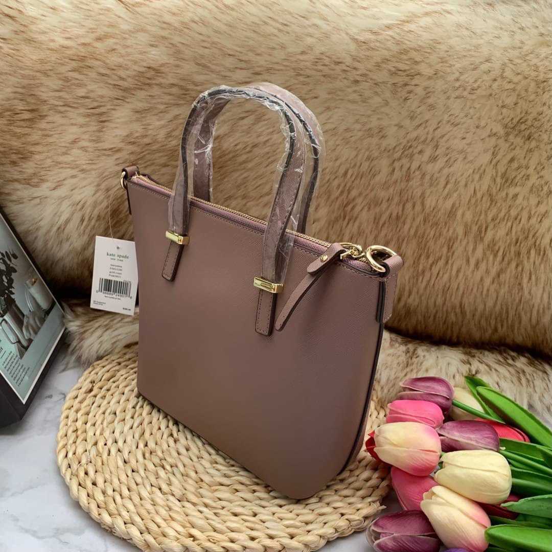 ของแท้ 💯% Kate Spade New York Cross Body Bag กระเป๋าถือหรือสะพาย หนัง Saffiano ภายในมีช่องซิปและช่องเล็ก มีหมุดรองฐานกันรอย 4 มุม อะไหล่ทองทั้งใบ ขนาดกำลังดี ใส่กระเป๋าสตางค์ยาวได้ค่ะ