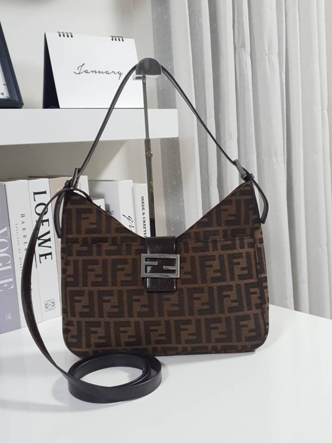 รุ่นใหม่แนะนำ!! FENDI BAGUETTE BROWN FABRIC BAG (GWP) พรีเมี่ยมกิ๊ฟ Limited Edition จาก FENDI วัสดุ CANVAS พิมพ์ลายแบรนด์ เปิดปิดด้วยฝาปิดกระดุมแม่เหล็ก ภายในมีช่องใส่ของแยกสองช่องใหญ่ พร้อมช่องซิปอีกช่อง สามารถใส่กระเป๋าสตางค์ยาว iphone เงิน ของจุกจิกได้