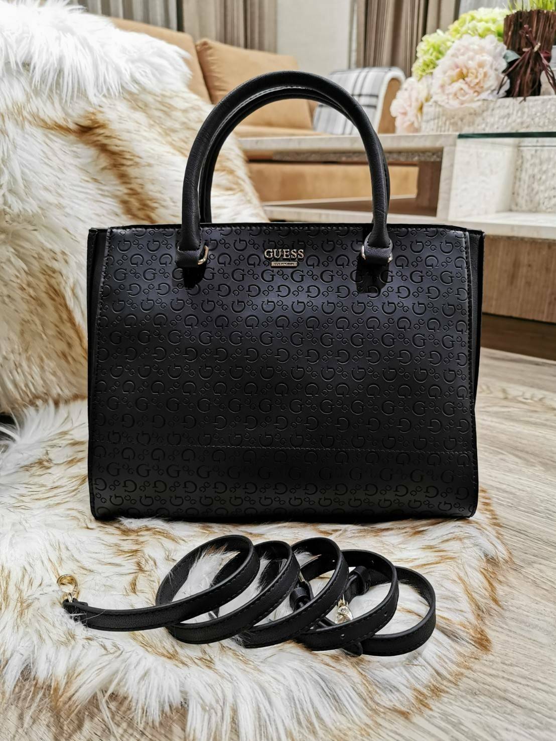 GUESS SINGNATURE SHOPPER BAG กระเป๋าถือหรือสะพายรุ่นล่าสุดจาก GUESS FACTORY หนังสวยอยู่ทรงปั้มลาย Singnature Brand รอบใบ ด้านหน้าประดับโลโก้แบรนด์ หูหิ้วเเข็งเเรงพับลงได้ เปิดปิดด้วยซิปสะดวกใช้ ขนาดกำลังดี ภายในมีช่องซิปและช่องใส่ของ กว้างและจุ น้ำหนักเบา