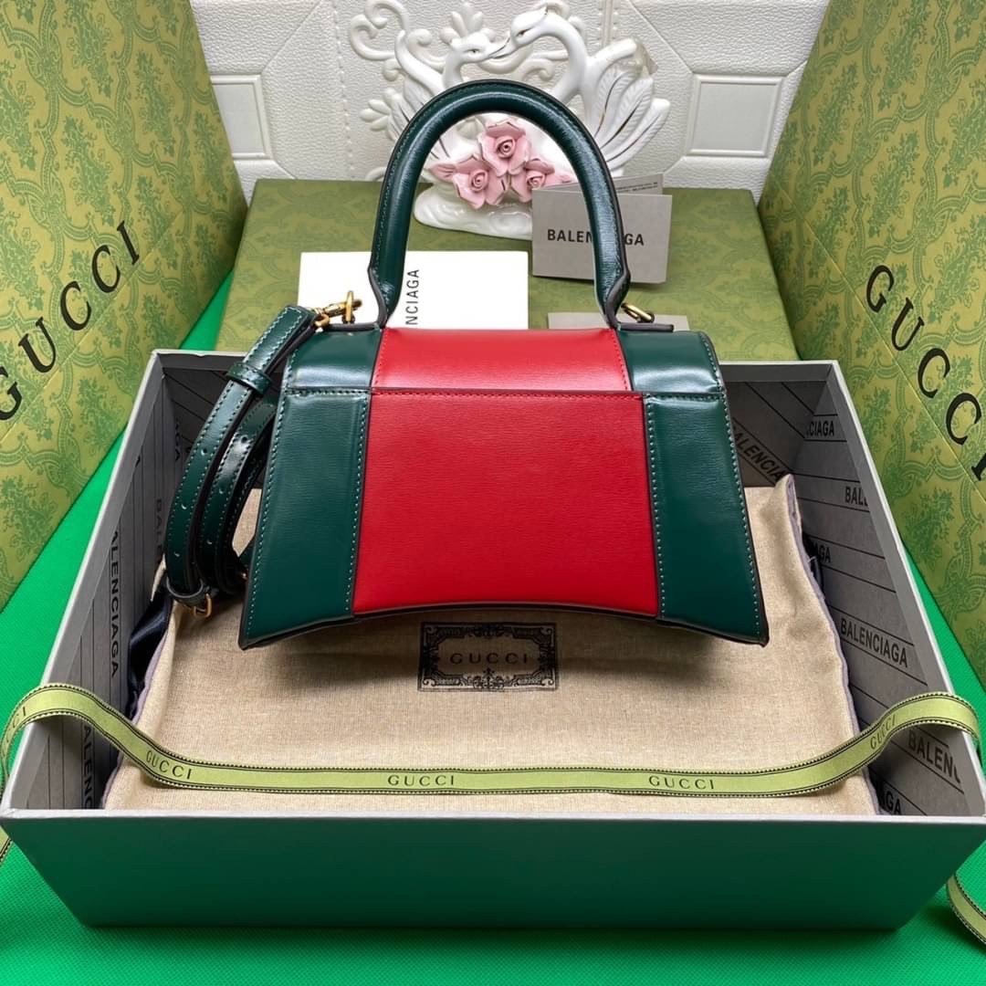 หนังแท้ GUCCI X BALENCIAGA THE HACKER PROJECT SMALL HOURGLASS (RED/GREEN) การสร้างสรรค์ที่มีเอกลักษณ์เฉพาะตัว โทนสีโดดเด่น แดง/เขียว วัสดุหนังแท้ทั้งใบ เกรดเทพออริจินอล ตอบโจทย์ได้ทุกลุค ทุกไลฟ์สไตล์ ใช้งานได้ง่ายคล่องตัว ภาพสินค้าถ่ายจากงานขายจริง ใช้งาน