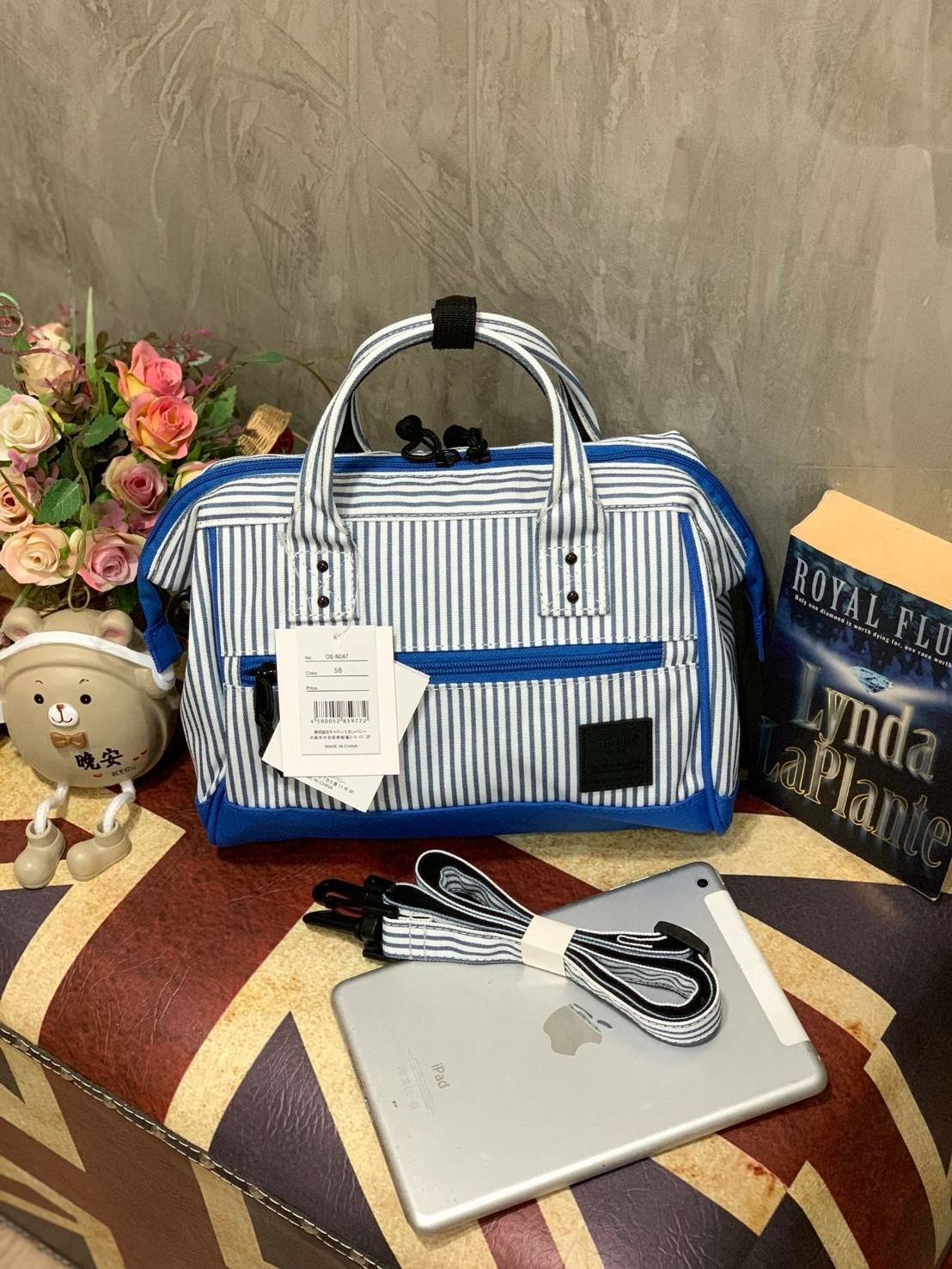 ANELLO MINI SHOULDER BAG MULTI COLOR OS-N047 รุ่นใหม่ชนช้อป!! กระเป๋าสะพายข้าง Multi Colors Collection สีสันสดใสสะดุดตา มี Logo เป็นยางนูนสีดำตัดกับสีกระเป๋า ทำให้ดูน่าใช้มากยิ่งขึ้น (Lining anello) วัสดุpolyester มีลักษณะเฉพาะตัวด้วยสี Two Tone ทั้งตัวกร