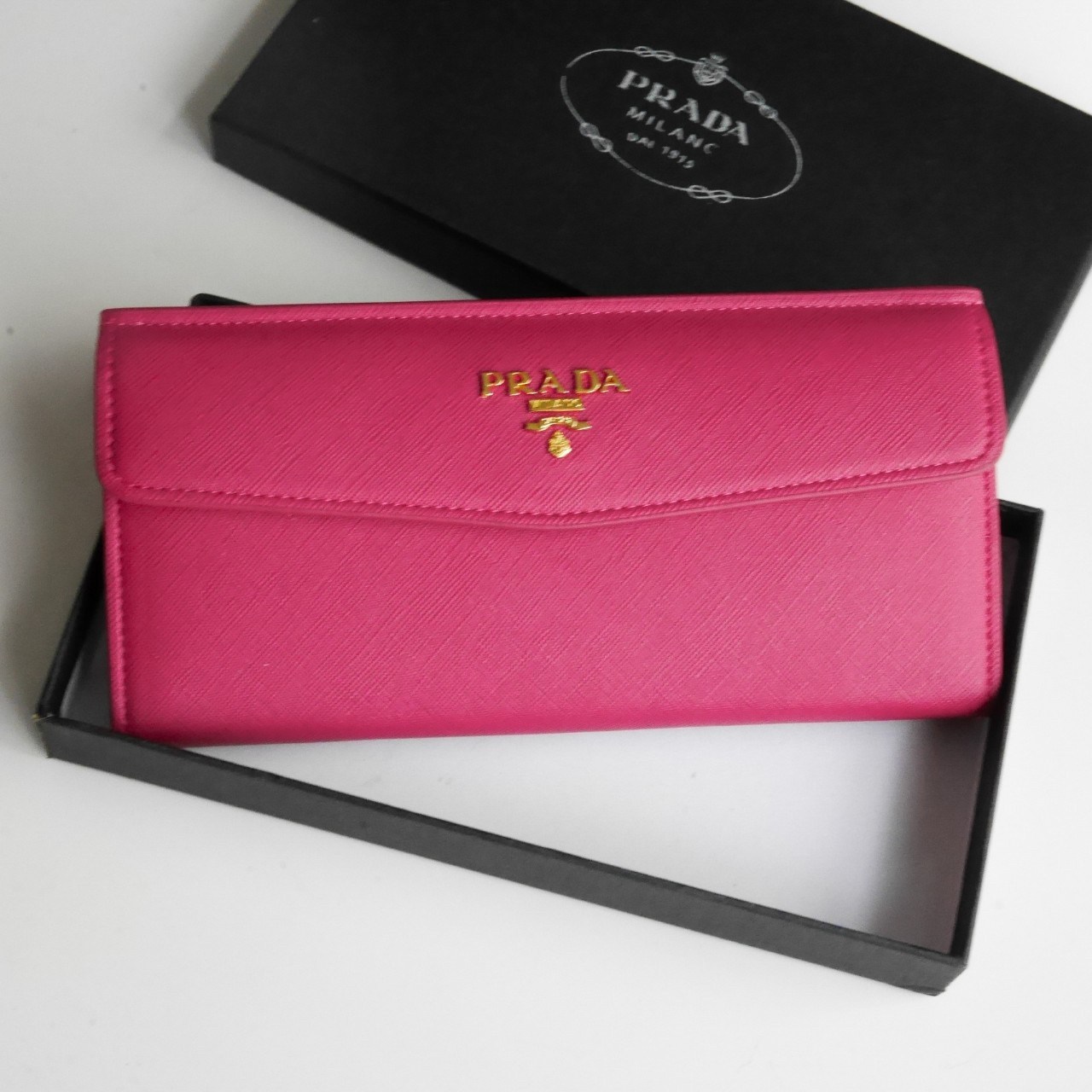 พร้อมส่งครบสีค่ะ 🖤💙💖 Best Seller PRADA LONG WALLET กระเป๋าสตางค์ยาว **รับทรัพย์ ทรงหรู จากงานพรีเมี่ยมกิ้ฟ จากเคาเตอร์ต่างประเทศ จากแบรนด์ PRADA ลายหนัง SAFFIANO มีช่องใส่บัตร ถึง 12 ช่อง และช่องซิปใส่ของจุกจิกได้ น้ำหนักเบา จับถนั