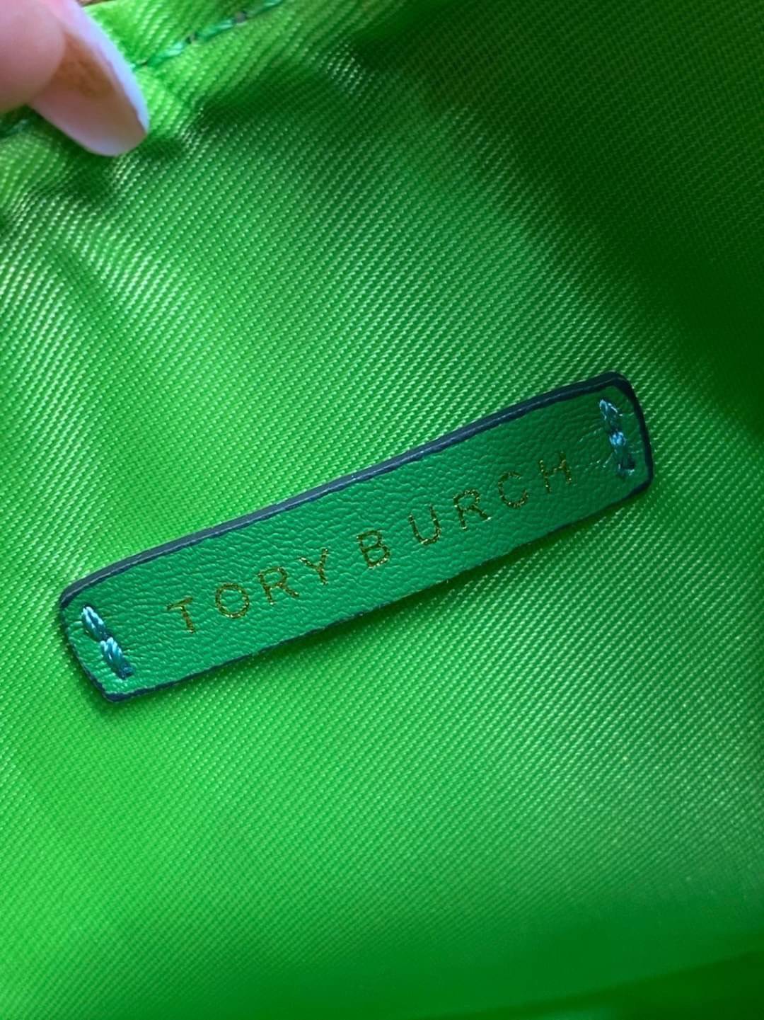 TORY BURCH Mini T Monogram Embroidered Rabbit Crescent Bag 🐇 คอลเลคชั่นกระต่ายสุดร้อนแรงแห่งปี 🥕🥕 คอลเลคชั่นทีบ่งบอกสไตล์ที่ทันสมัยทรงครึ่งวงปักลายกระต่ายบนกระเป๋าสุดน่ารัก โด่ดเด่น