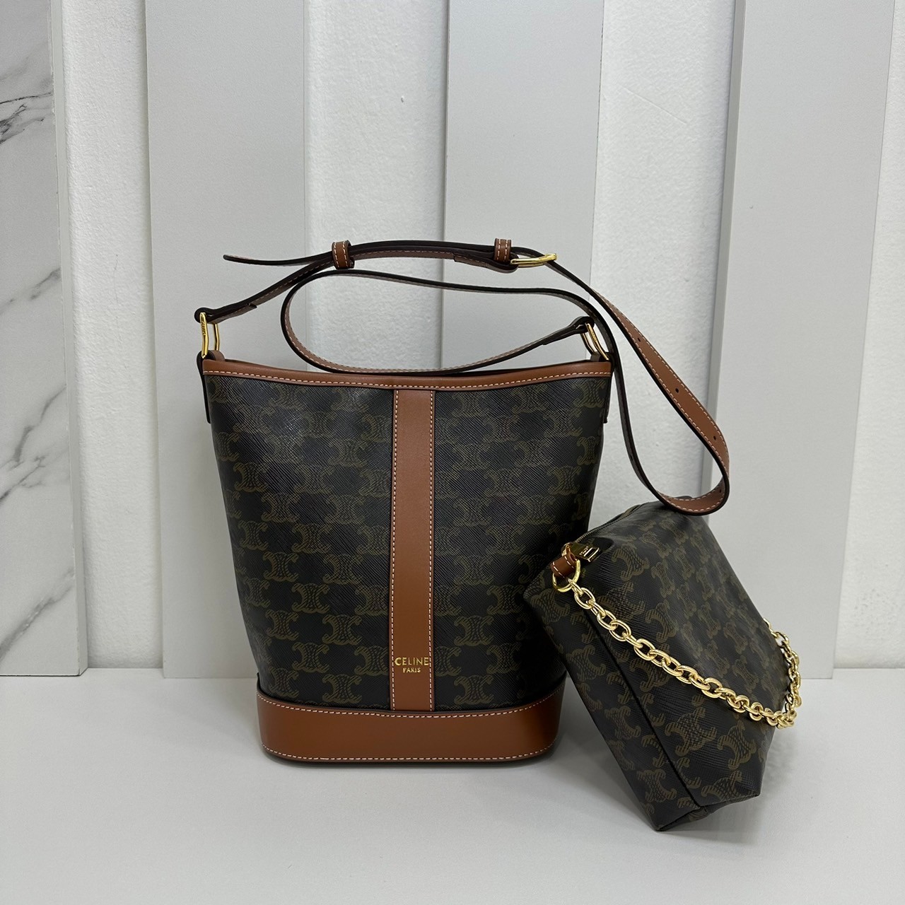 CELINE Small Bucket Bag in Triomphe Canvas 7" กระเป๋าสะพายทรงบัคเก็ต พิเศษพร้อมใบลูกสะดวกใช้งาน โท้ทรุ่นแรกของแบรนด์ที่ได้รับความนิยมมากที่สุด