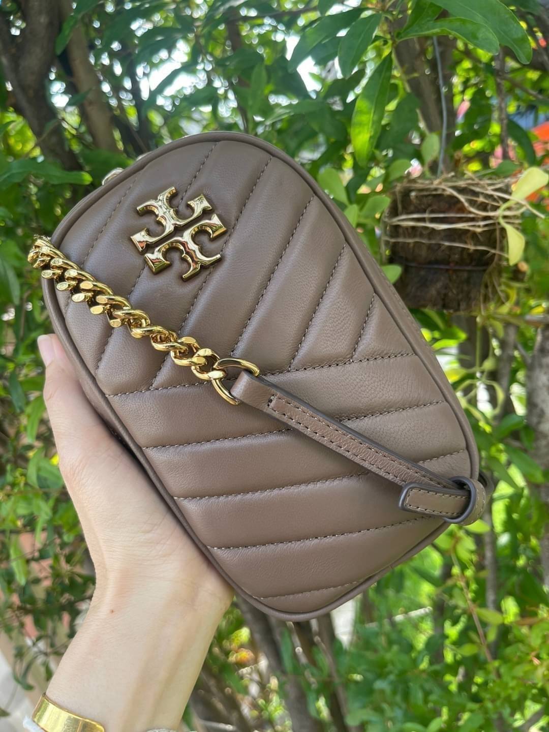 OUTTLET 】Tory burch kira chevron n/s crossbody bag กระเป๋าสำหรับใส่มือถือหรือของจุกจิกต่างๆ ได้กลายมาเป็นแฟชั่นสุดร้อนแรงแห่งปี คอลเลคชั่นนี้ออกมาเพื่อเอาใจสาวๆโดยเฉพาะ สีสันสุภาพเพื่อให้แมทช์กับสีสันของเสื้อผ้า ได้ง่าย ภายในยังสามารถแบ่งสันปันส่วนไว้สำหร