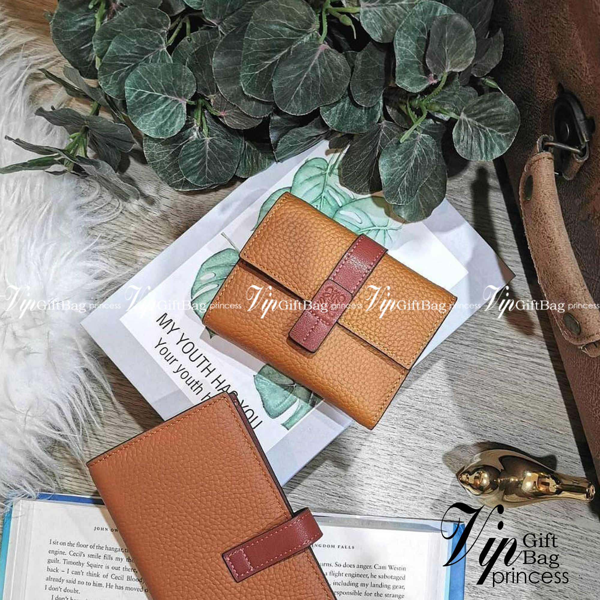 LOEWE SHORT WALLET VIP กระเป๋าสตางค์โลเอเว่ วัสดุหนังแท้เทคเจอร์สวยอยู่ทรงปั้มโลโก้แบรนด์ด้านหน้าเปิดปิดด้วยกระดุม ภายในมีทั้งช่องใส่รูป ช่องใส่ธนบัตร ใส่แบงก์พัน ช่องใส่บัตรหลายช่อง มีช่องซิปใส่เหรียญ พกพาสะดวกไอเท็มแนะนำสวยน่าใช้ พร้อมส่งที่ไทยสุดคุ้มห้