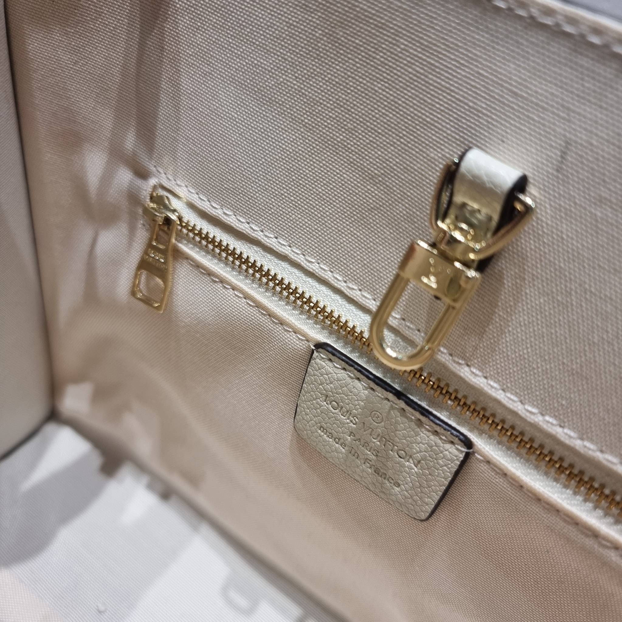 LV Onthego / LV crossbody tote bag กระเป๋าทรงโท้ทเวอร์ชั่นดั้งเดิม ที่คลาสสิค ผู้ดี หรูหรา โทนสีใช้งานง่าย ได้ทุกลุค ทุกสไตล์ วัสดุหนังลูกวัว ผิวลายเกรน มาพร้อมหูจับในตัว คล้องแขนก็ดูแพง หรือจะเกี่ยวสายครอสสะพายก็อัพลุคได้เลย ภายในโล่งกว้างมาก มีอะไหล่เกี