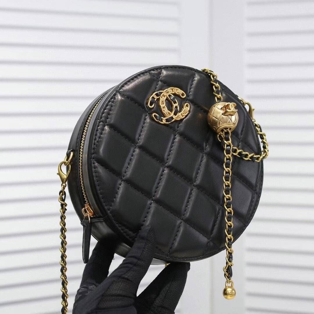 หนังแท้ VIP GIFT CHANEL Round Crossbody Bag กระเป๋าสะพายคาดลำตัวรุ่นนี้โดดเด่นด้วยรูปทรงกลมสุดชิค ขนาดกะทัดรัด พร้อมด้วยหนังกระเป๋าที่ทำจากหนังแท้คุณภาพดี รุ่นที่ตอบโจทย์และครองใจสาว ๆ ได้อย่างแท้จริง เนื่องจากมีดีไซน์เรียบหรู โดยทางแบรนด์ได้ใช้เทคนิคการเ