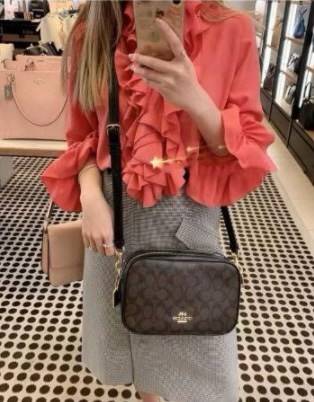 ใครรออยู่จัดเลยค่ะ มากี่รอบไม่พอจริงๆค่ะ😁 COACH JES CROSSBODY IN SIGNATURE BAG กระเป๋าสะพายข้าง//ครอสบอดี้ร์ วัสดุหนังแท้ หนังนิ่มทรงสวย 🔺อะไหล่ป้ายห้อยโลหะแบรนด์นะคะ กระเป๋าแบ่ง2ซิป แต่ละช่องกว้าง สามารถใส่กระเป๋าเงินใบยาวได้; ของจำเป็นได