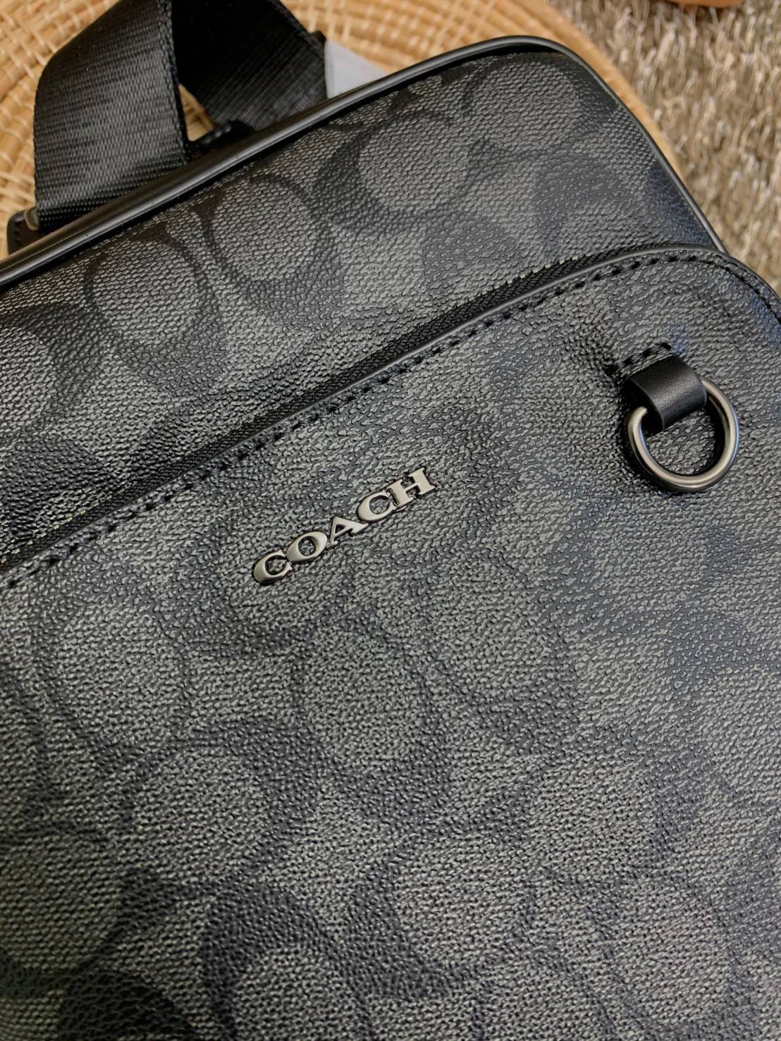 ใหม่ล่าสุด คุณผู้ชายห้ามพลาดเลยค่าา COACH GRAHAM PACK IN SIGNATURE ((89937)) พร้อมส่งที่ไทยค่ะ! กระเป๋าคาดอก สามารถคาดด้านหน้าหรือด้านหลังได้ตามแต่สะดวกค่ะ หนังแท้นิ่ม ทรงสวยมากๆค่ะสำหรับรุ่นนี้! มีช่องซิปตอนหน้าหนึ่งช่อง;ช่องหลักเปิดปิดแบบซิปคู่ ภายในโล่