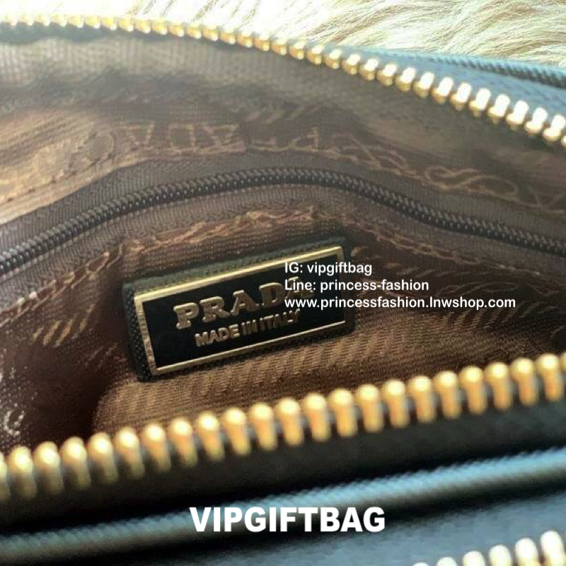PRADA CROSSBODY BAG WITH ZIP GIFT WITH PURCHASE (GWP) กระเป๋าสะพายพรีเมี่ยมกิ้ฟ Limited Edition จากเคาน์เตอร์แบรนด์ดีไซน์เรียบหรูดูดี วัสดุ Nylon & Polyester 100% เนื้อหนาคุณภาพดีตามแบบฉบับของแบรนด์ ด้านหน้าประดับโลโก้มีช่องแบ่ง2 ช่องเป็นสัดส่วนเปิดปิดด้ว