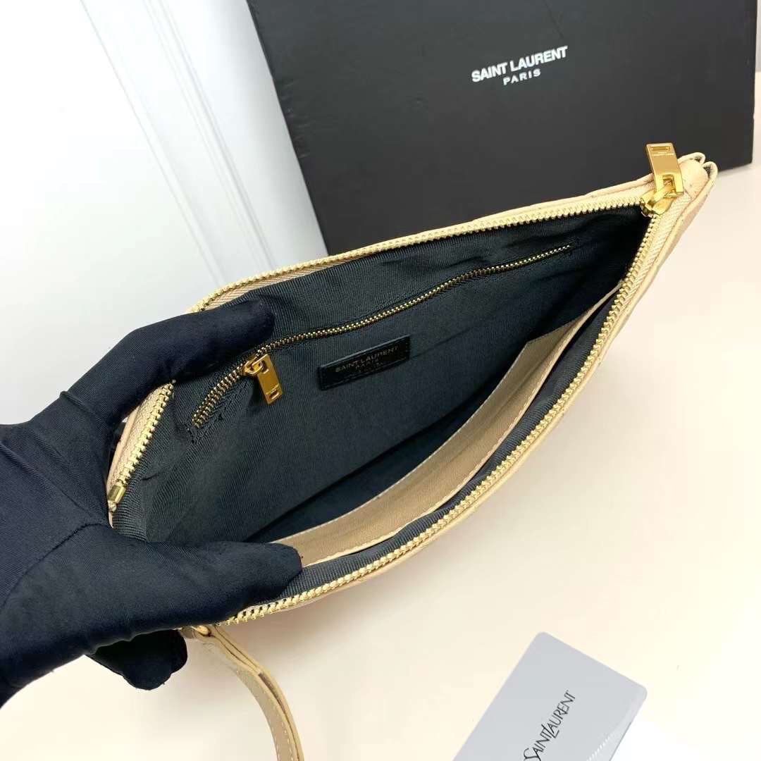 YSL Clutch Pouch in Matelasse Leather Bag กระเป๋าทรงคลัช/ทรงพอชสุดชิค ดีไซน์เรียบหรู โดดเด่นด้วยโลโก้ด้านหน้า เพิ่มดีเทลความผู้ดี พกพาง่าย ใช้งานสะดวกพร้อมสายคล้องมือ