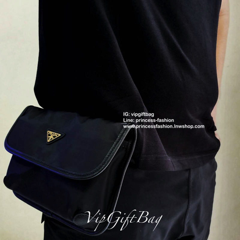 Prada Bag ทรงใหม่มีไว้ไม่ซ้ำใครแน่นอนคะ จะสะพายข้าง หรือ คาดอกก็ได้คะ วัสดุทำจากผ้าNylon กันน้ำ ตัวอะไหล่สีเงิน ขนาดกำลังดี ใส่ของได้เยอะคะ มือถือ กระเป๋าตังใส่ได้ สบายๆคะ ด้านหน้าและด้านหลังมีช่องซิปแยกให้อีกคะ ใช้ได้ทั้งผู้ชายผู้หญิงเลยคะ ด้านข้างกระเป๋