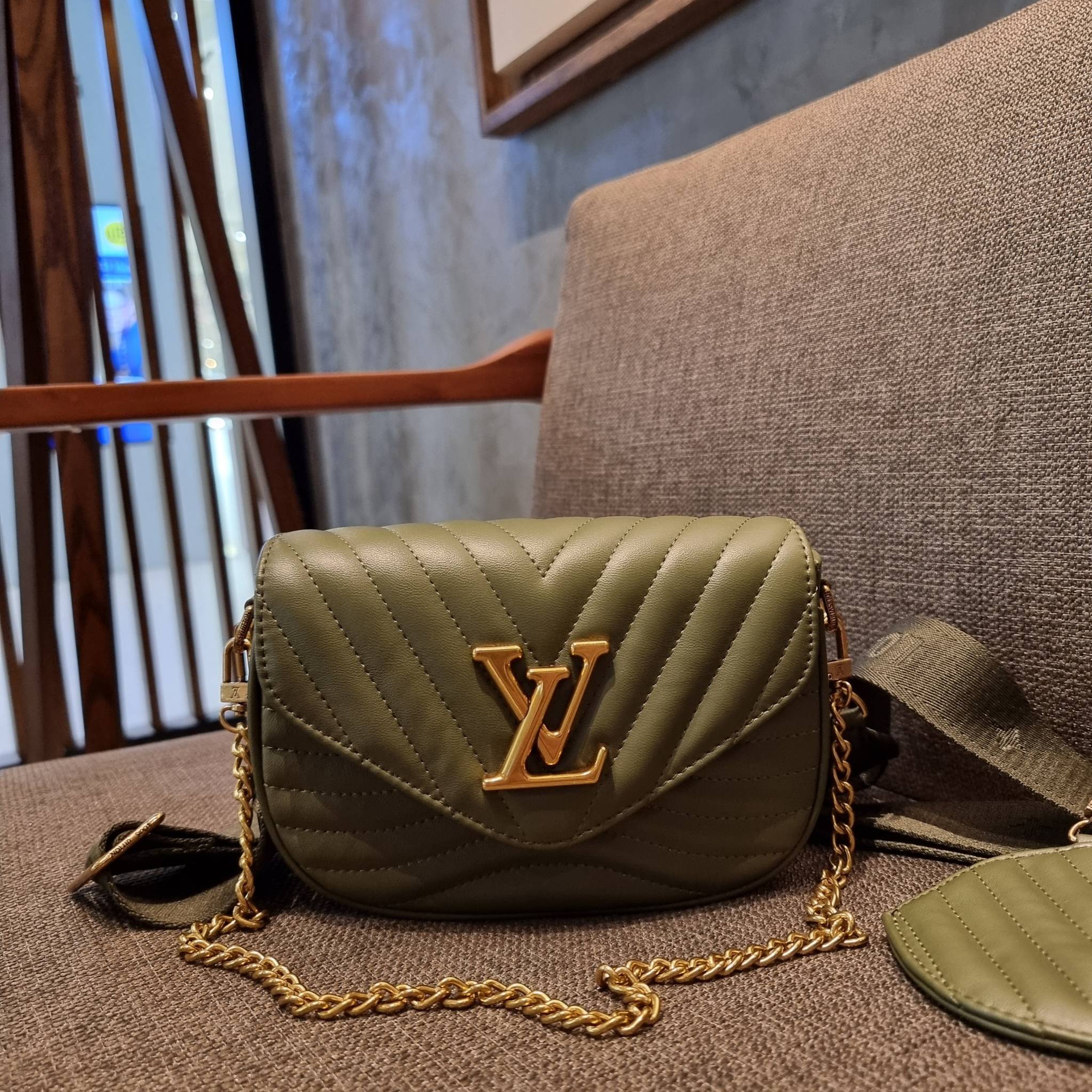 LV new wave pochette multi bag กระเป๋าสะพายมัลติฟังก์ชั่น สุดหรู มาพร้อม box set รับรองว่าดีงาม ลูกเล่นคลาสสิคผสานความวินเทจ มีสายสะพายให้ 2 เส้น และกระเป๋าใบลูก เล็กน่ารัก วัสดุหนังแท้ ภายในเป็นช่องโล่ง แบ่งสัดส่วนมีช่องย่อย ใบนี้ปรับใช้ได้หลายสไตล์ ลุคไ