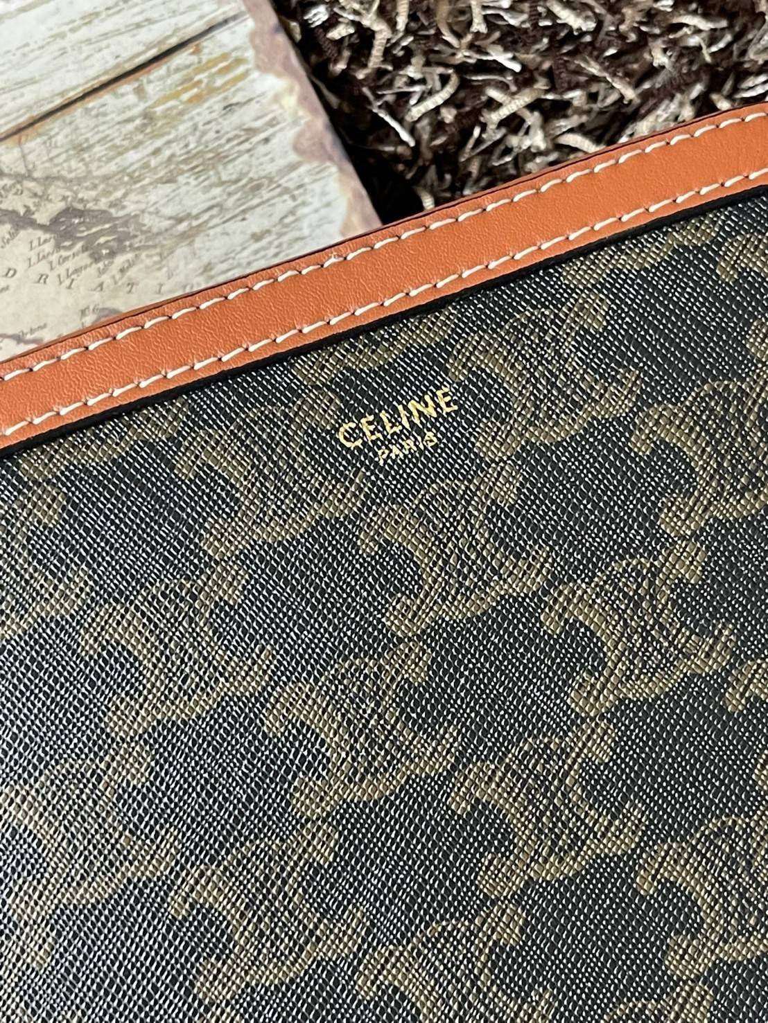 CELINE Triomphe Canvas Small Camera กระเป๋าสะพายไหล่สุดเก๋ใบนี้ผลิตจากผ้าใบเคลือบอย่างดีพร้อมขอบหนังสีน้ำตาล มาพร้อมสายสะพายหนังปรับระดับได้พร้อมฮาร์ดแวร์สีทองและซิปด้านบน ภายในบุด้วยผ้าสีน้ำตาล ลวดลาย triomphe อันเป็นเอกลักษณ์ของแบรนด์ และเป็นกระเป๋าสะพา