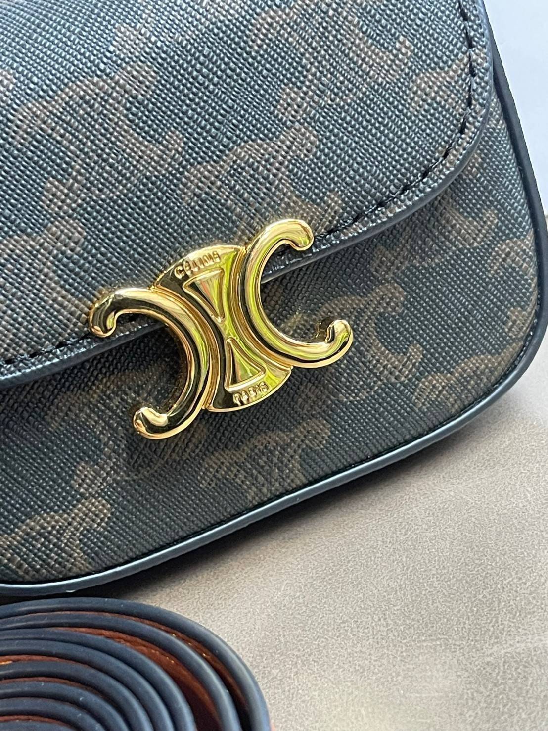 VIP 】CELINE MINI TRIOMPHE IN TRIOMPHE CANVAS กระเป๋ามินิทรงชิค ดีไซน์รูปกล่องสุดแสนมินิมอล สามารถสะพายแบบ Crossbody และยังเป็น Belt Bagได้อีกด้วย วัสดุแคนวาสลาย Triomphe แบบไม่มีตกยุค ด้านหน้าโดดเด่นด้วยโลโก้สีทอง เป็นอีกหนึ่งตัวเลือกให้คุณเลือกสะพายในชีว