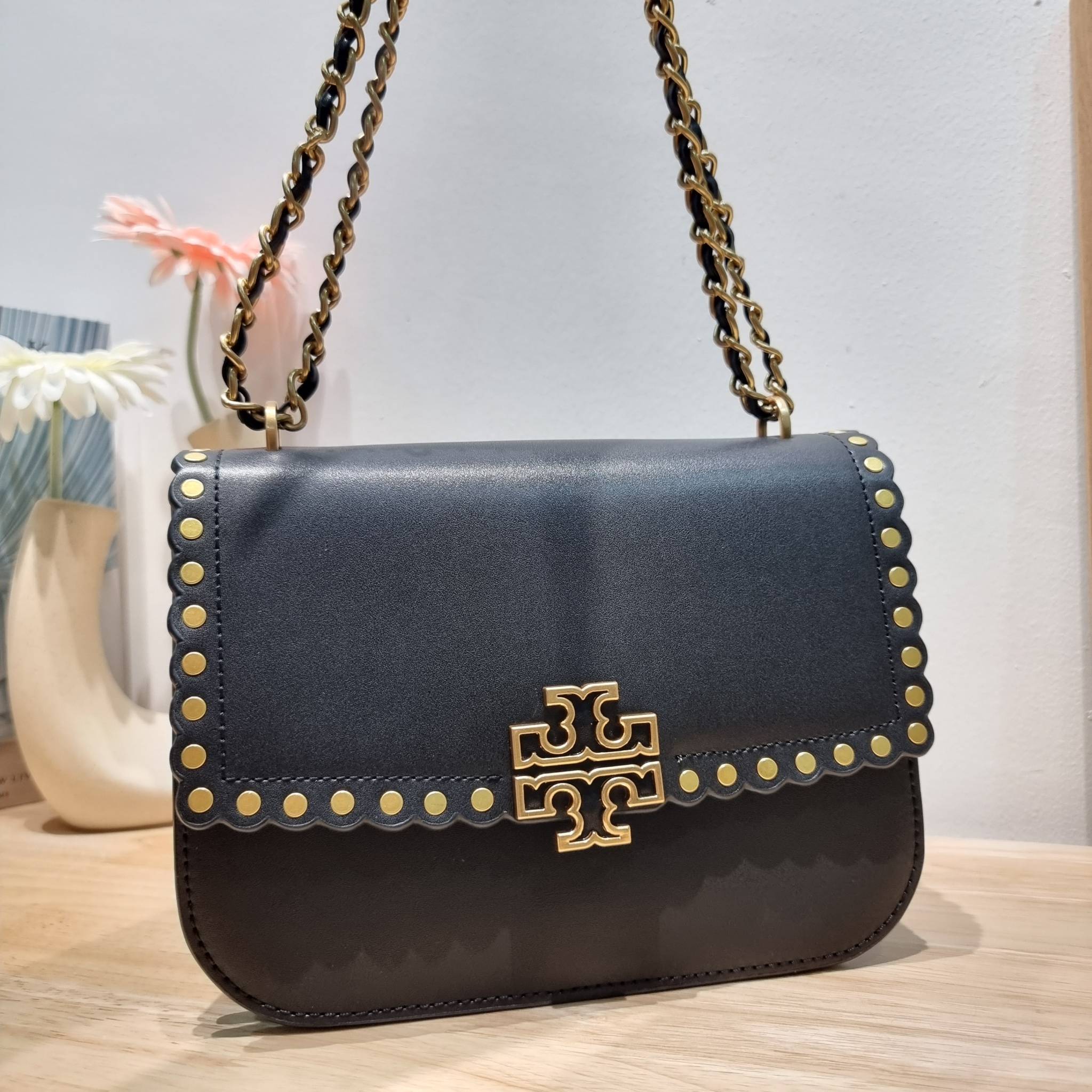 TORY BURCH BRITTEN STUDDED CROSSBODY BAG / Tory Britten Small Adjustable Shoulder Bag คอลเลคชั่นผู้ดี ดีไซน์ใหม่ล่าสุด กระเป๋าสะพายตัวท็อป ที่ตกแต่งด้วยโลโก้และหมุดสวยงาม เพิ่มดีเทลเป็นกิมมิคไม่ซ้ำใคร สายสะพายก็เลิศ