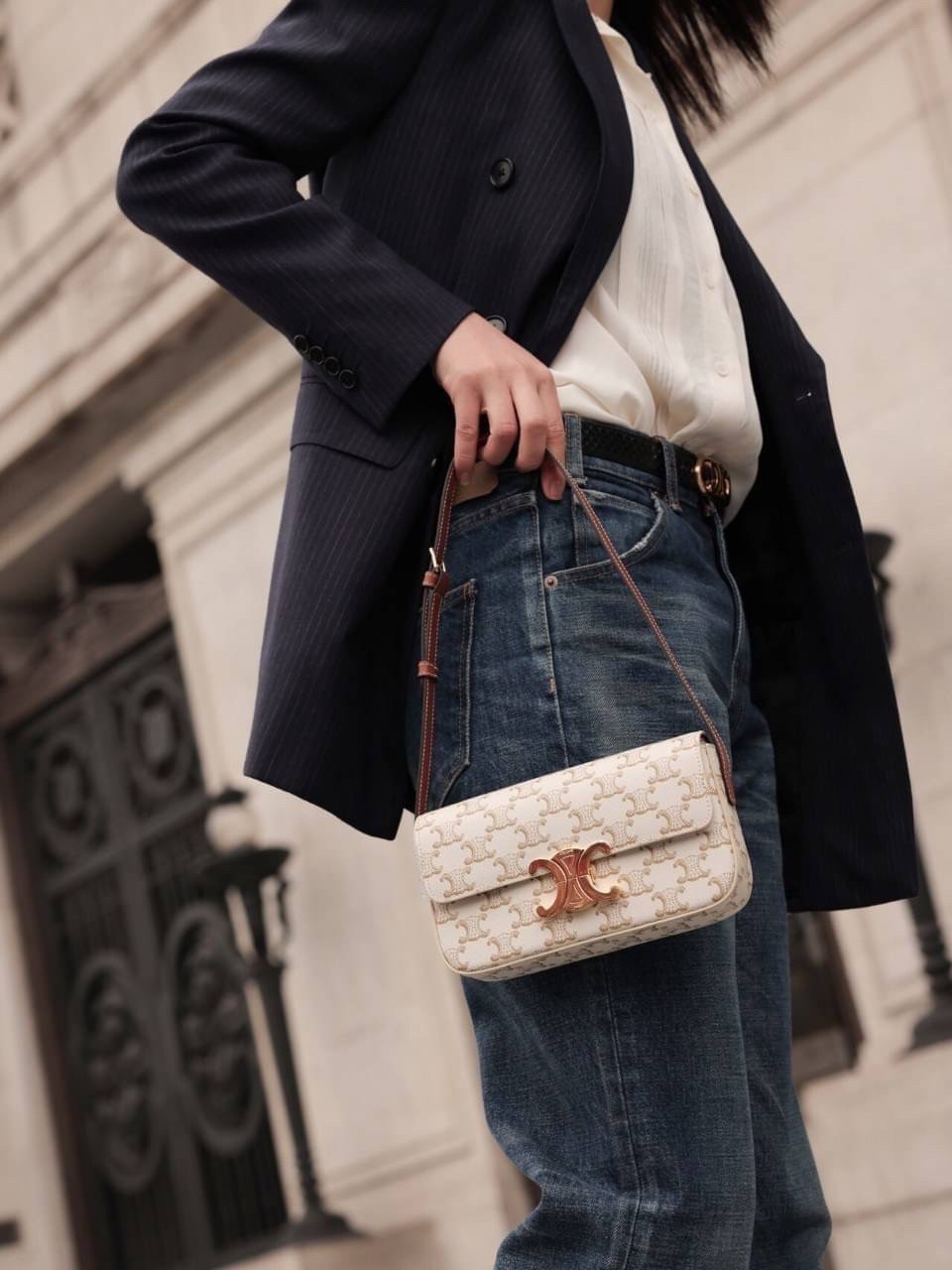 CELINE TRIOMPHE SHOULDER BAG งานหนังทั้งใบลายสวยหรู ด้านในเปิดด้วยด้วยที่บีบโลโก้อะไหล่ทอง จุของได้กำลังดี ใส่โทรศัพท์ กระเป๋าสตางค์ใบสั้น ของจุกจิกได้ เหมาะกับสาวๆในวันที่อยากสะพายชิลๆ ห้ามพลาดค่ะ!