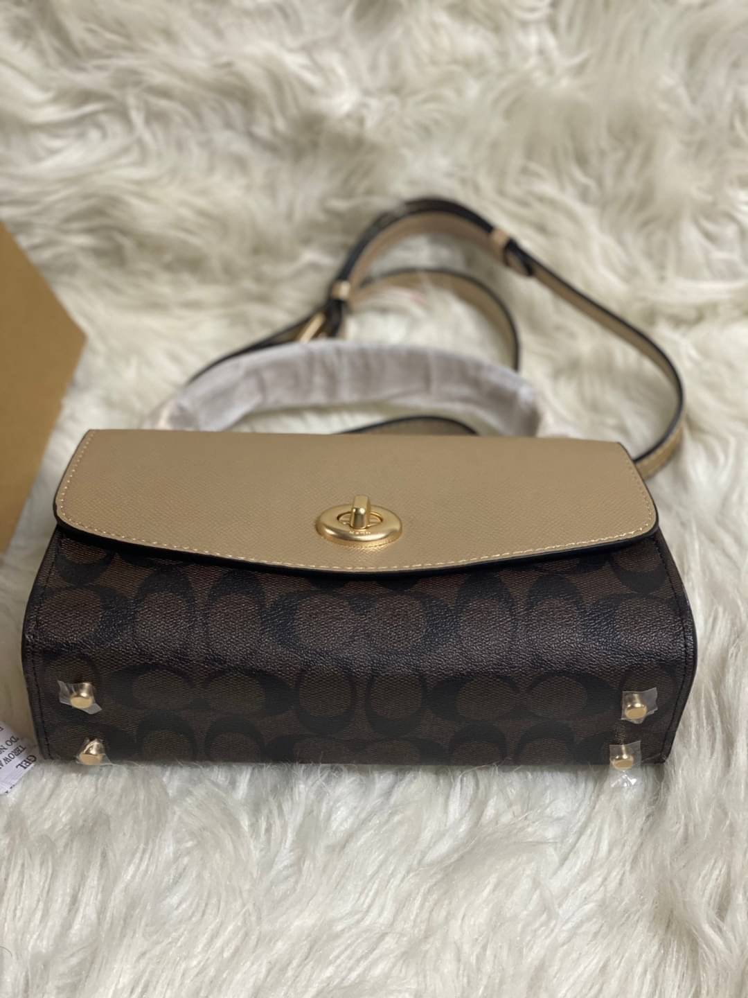 COACH TILLY SATCHEL 23 ((C1802//C1439/C1435)) พร้อมส่งที่ไทยทันทีค่ะ! กระเป๋าสะพายครอสบอดี้ร์หรือหิ้วก็เก๋ไปอีกค่ะ หนังแท้สวยงาม เปิดปิดกระเป๋าแบบหมุนล็อค ภายในมี2ช่องหลัก ใส่กระเป๋าเงินใบกลางได้;มือถือได้ทุกรุ่น;ของจำเป็นสาวๆได้ครบค่ะ;มีช่องซิปกลางและช่อ