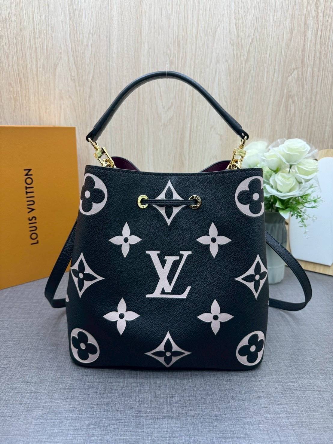 ORI หนังแท้ | LV NeoNoe MM Bucket bag Monogram Flower กระเป๋าสะพายทรงบัคเก็ต ลาย Monogram Flower โดดเด่นเพิ่มสไตล์ มีเสน่ห์ชวนหลงใหล