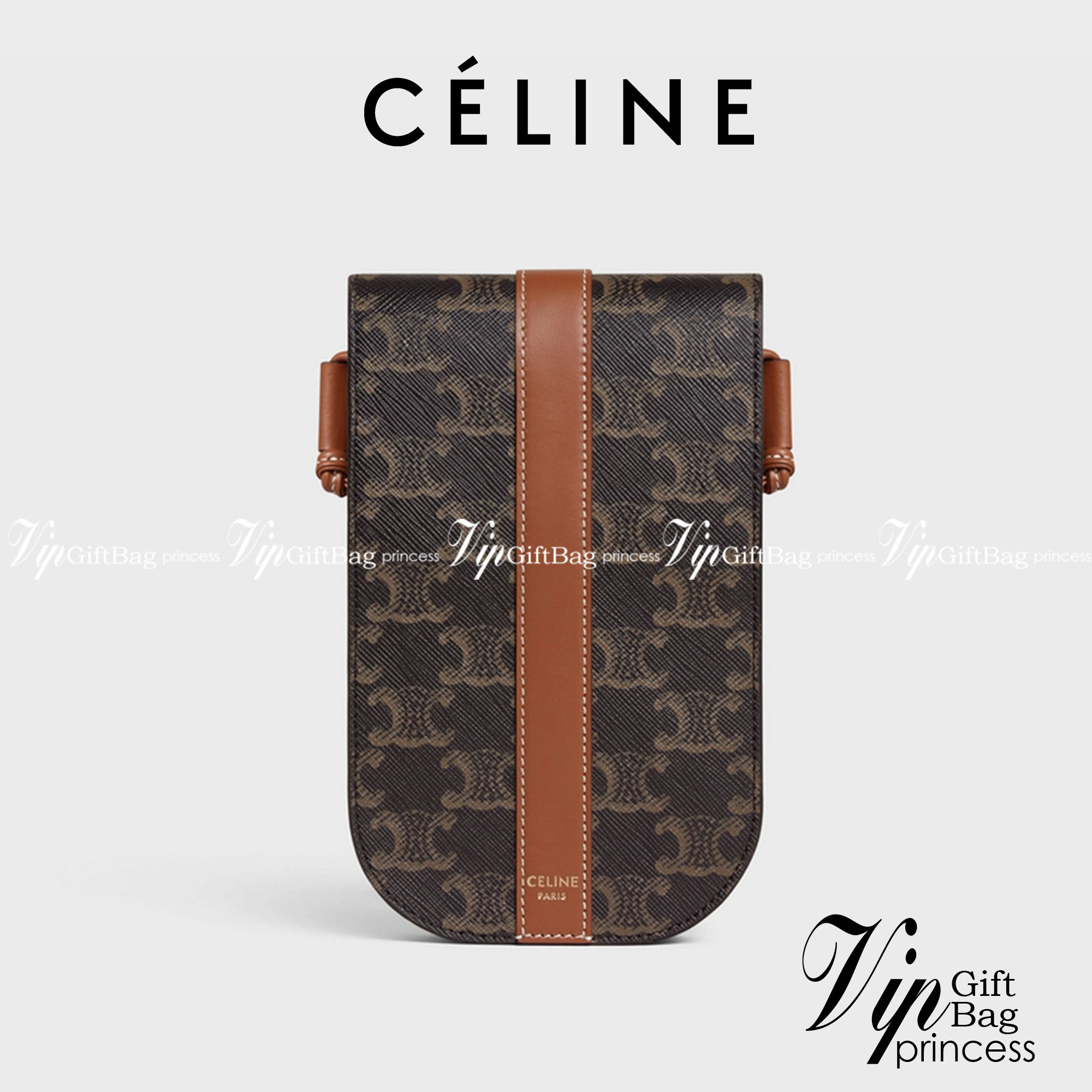 Celine Phone Pouch in Triomphe Canvas กระเป๋าใส่โทรศัพท์รุ่นนี้ มีดีไซน์ดูเรียบง่าย แต่ดูหรูหราด้วยลวดลาย Triompe ที่แสดงถึงความเป็นเอกลักษณ์ของ celine ช่องหลักที่มีความกว้าง สามารถใส่โทรศัพท์มือถือ ธนบัตร บัตรต่าง ๆ และของจุกจิกชิ้นเล็ก ๆ ได้แบบจุใจ หรือ