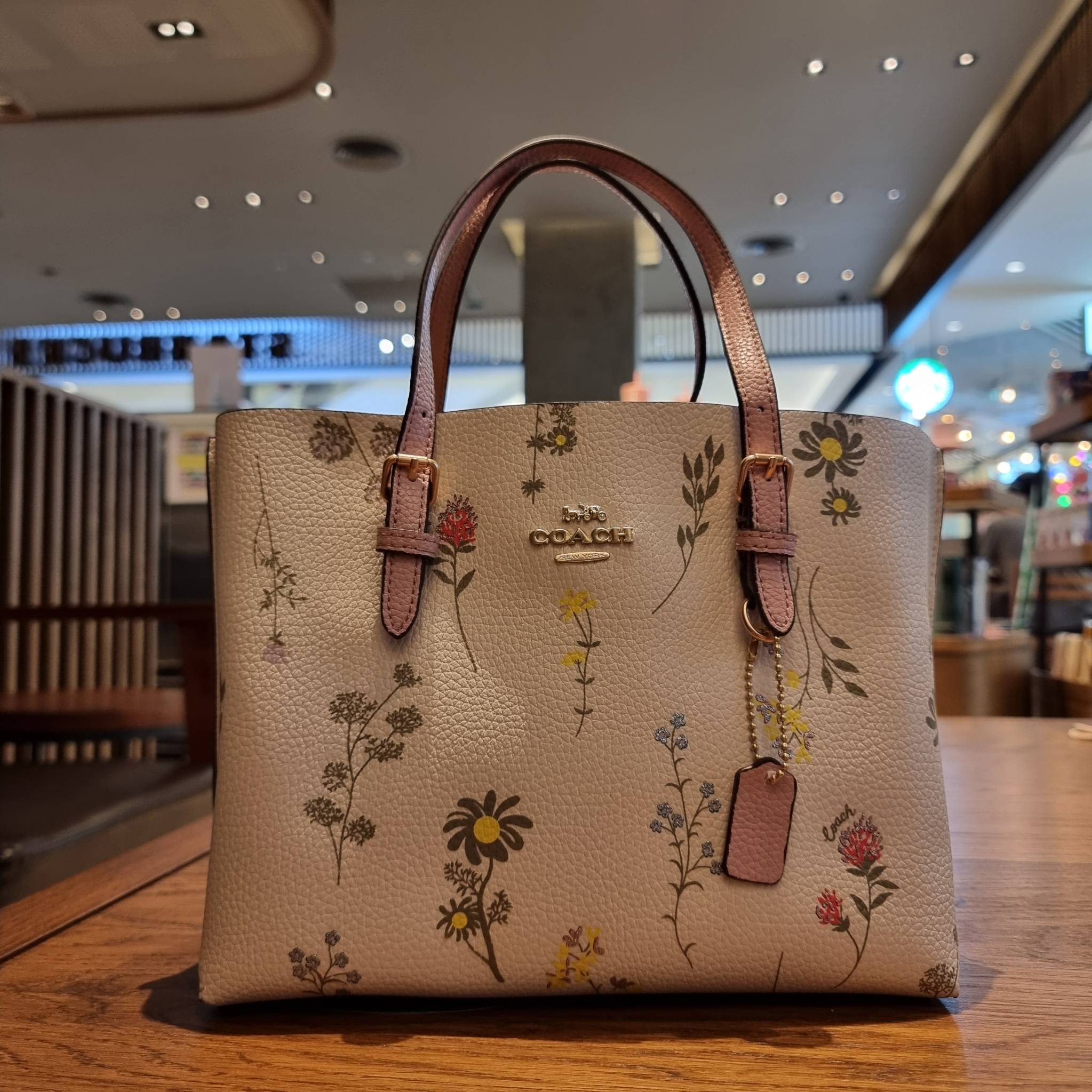 COACH C4084 MOLLIE TOTE 25 WITH SPACED WILDFLOWER PRINT ดีไซน์ใหม่ล่าสุด กระเป๋าโท้ทไซส์เล็กที่สาวๆต่างก็ต้องปักใจรัก รอบนี้น้องถูกเติมแต่งลวดลายดอกไม้ เพิ่มดีเทลความน่าใช้ไปอีก วัสดุหนัง pepble เรียบหรูดูดีม้าก!! ภายในโล่งกว้าง มีช่องซิปกลางใส่ของได้ ขนา
