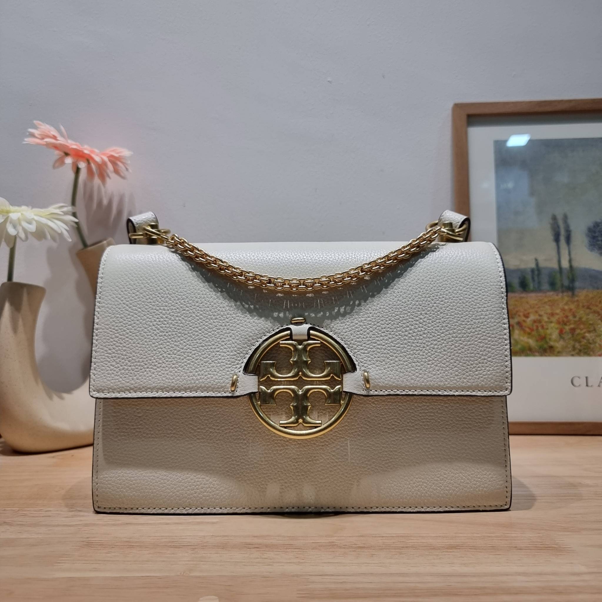 TORY BURCH MILLER SHOULDER BAG / Tory Burch Bag รุ่นยอดนิยม รุ่นหายาก รุ่นที่สาวๆตามหา ใบนี้เลย!! สวยหรู ผู้ดีทุกสี กระเป๋าสะพายไหล่ ดีไซน์อยู่ทรง คลาสสิคแฝงความหรูด้วยโลโก้สีทองอร่ามโดดเด่น