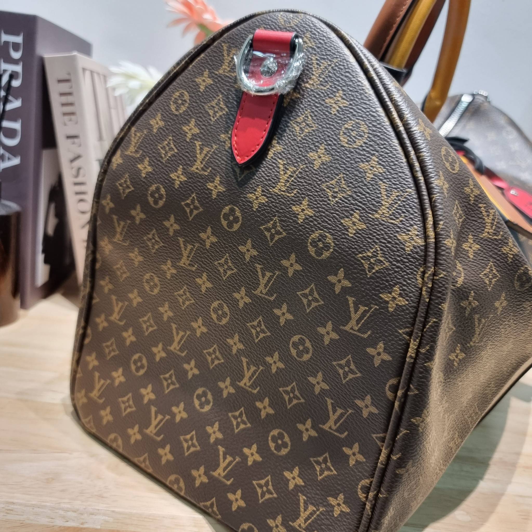 LV KEEPALL BANDOULIERE กระเป๋าเดินทางสุดชิค ที่ทำให้การเดินทางไม่ธรรมดาอีกต่อไป ด้วยลูกเล่น patch แท็กห้อย และใบลูก ที่จัดมาให้ได้เก๋ๆ ไม่ซ้ำใคร วัสดุหนังแคนวาสคุณภาพดี ดีไซน์ลวดลายโมโนแกรมเอกลักษณ์ ซิปมีตัวล็อคไว้ให้แน่นหนา มีสายสะพายครอสให้ ภายในโล่งกว้