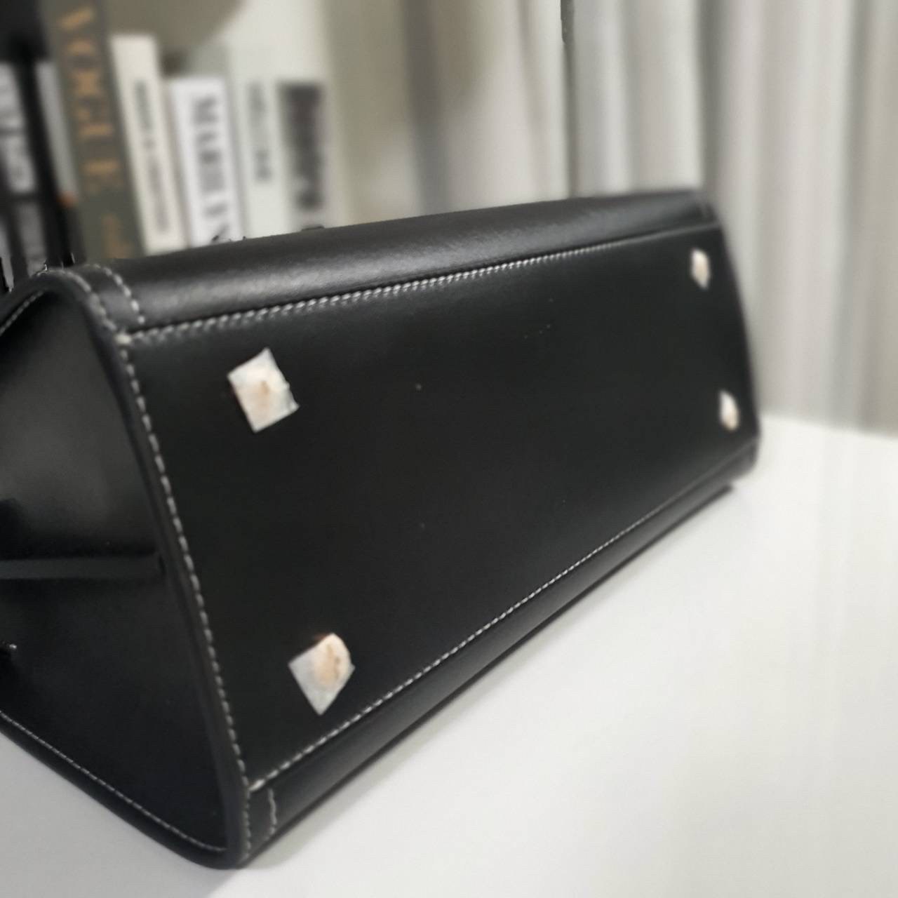 Burberry Small Leather Two-handle Title Bag In Black BURBERRY FRAGRANCES CROSSBODY BAG VIP GIFT WITH PURCHASE (GWP) พรีเมี่ยมกิ๊ฟ Limited Edition จาก BURBERRY PERFUME วัสดุ Geniune Leather ทรงเหลี่ยม TwoTone ดีไซน์สวยอยู่ทรง ด้านหน้ามีช่องใส่ของ ภายในโล่ง