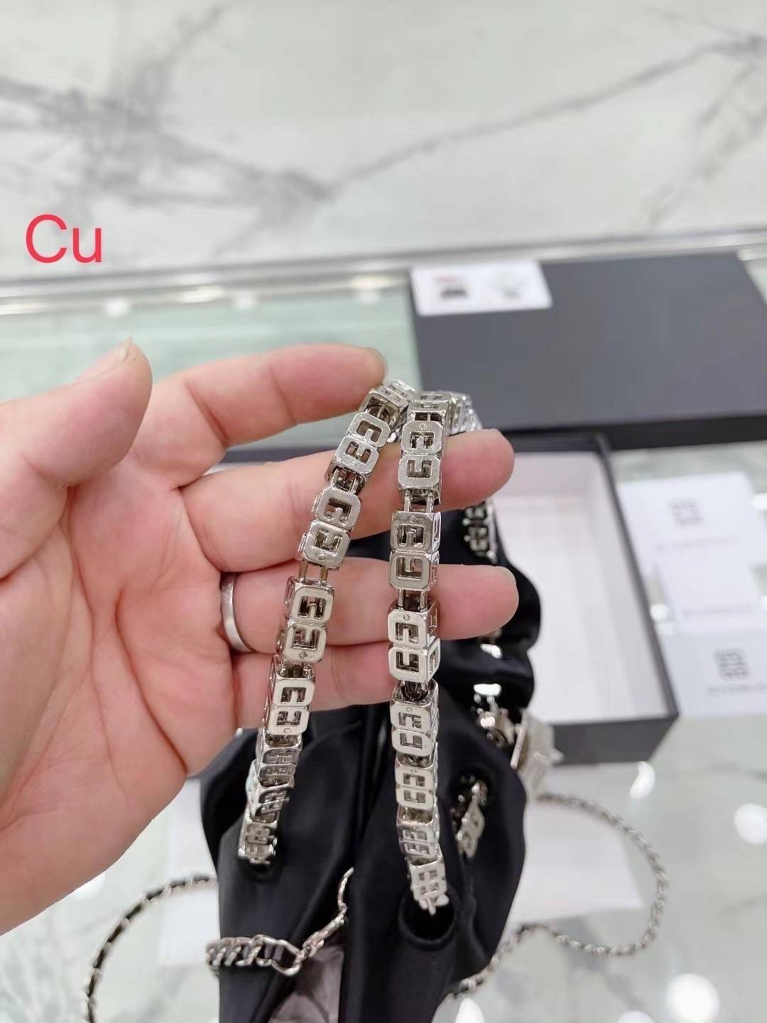 GIVENCHY Kenny shoulder bag สัมผัสกระเป๋าสุดไอคอนิก บอกเล่าเรื่องราวฉบับใหม่ของเเบรนด์ได้อย่างน่าหลงใหล Bag is recognizable from the signature '4G'