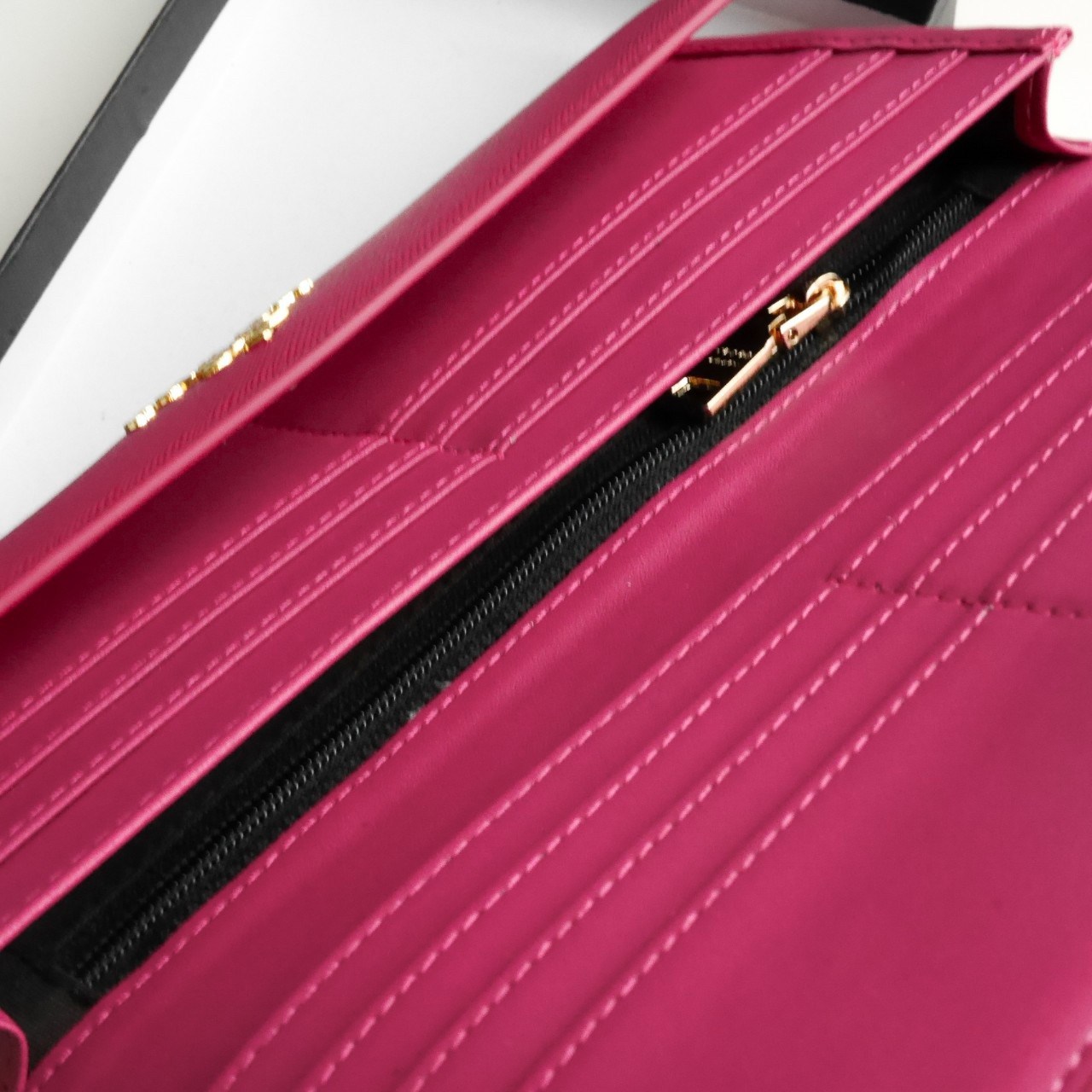 พร้อมส่งครบสีค่ะ 🖤💙💖 Best Seller PRADA LONG WALLET กระเป๋าสตางค์ยาว **รับทรัพย์ ทรงหรู จากงานพรีเมี่ยมกิ้ฟ จากเคาเตอร์ต่างประเทศ จากแบรนด์ PRADA ลายหนัง SAFFIANO มีช่องใส่บัตร ถึง 12 ช่อง และช่องซิปใส่ของจุกจิกได้ น้ำหนักเบา จับถนั